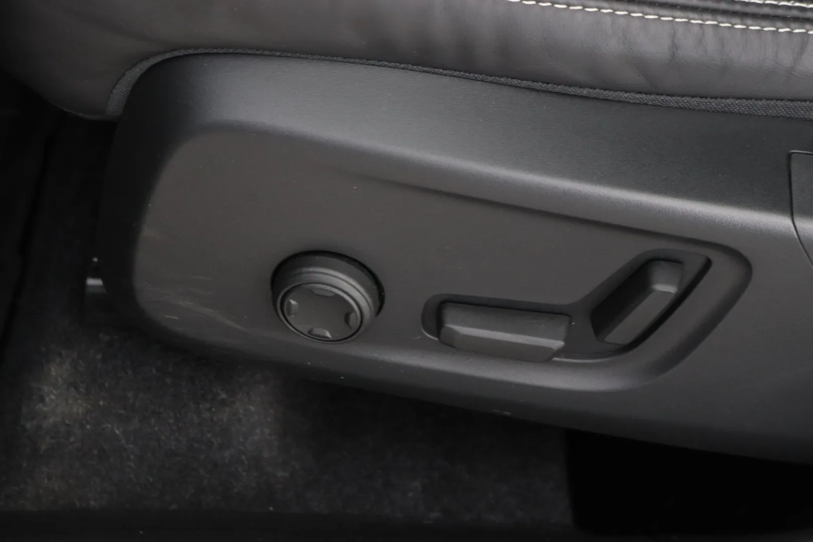 Volvo XC40 ZMU-703 carousel image