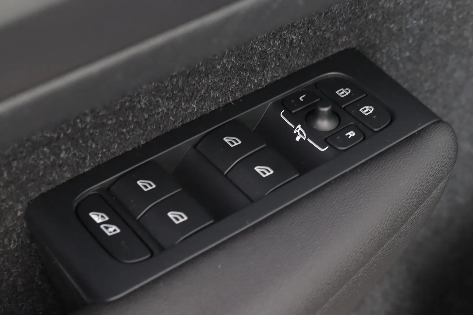 Volvo XC40 ZMU-703 carousel image