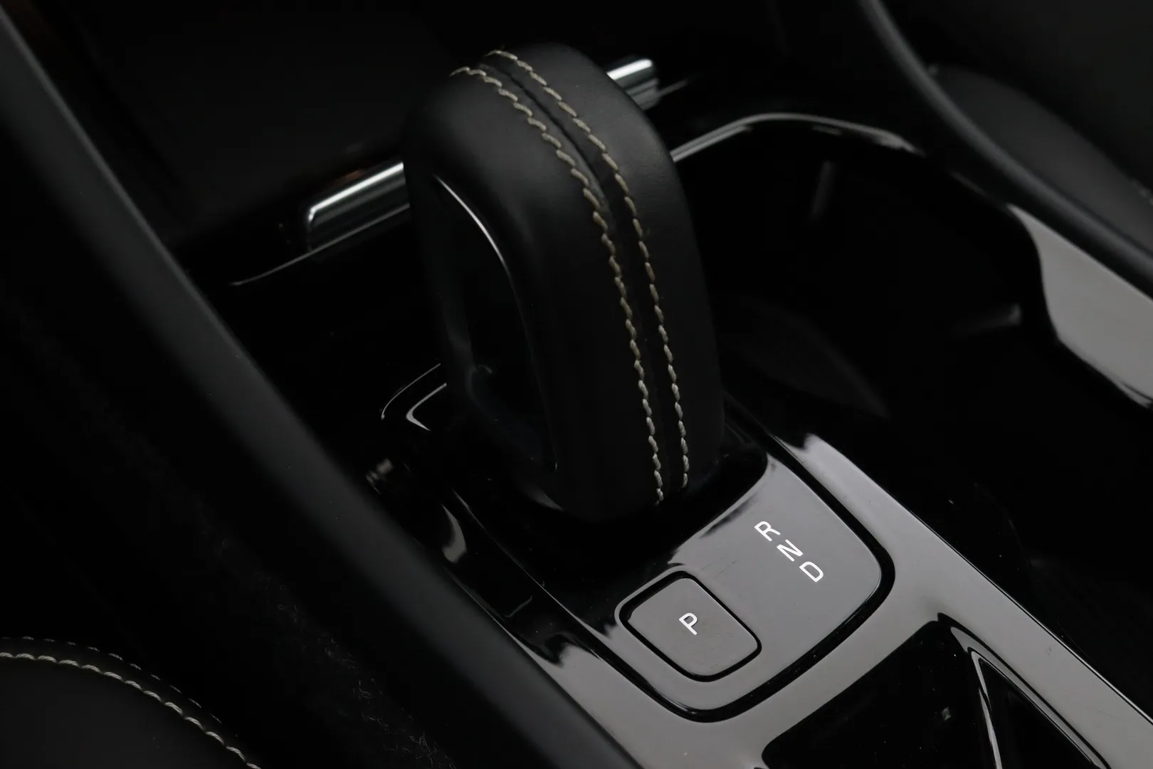 Volvo XC40 ZMU-703 carousel image