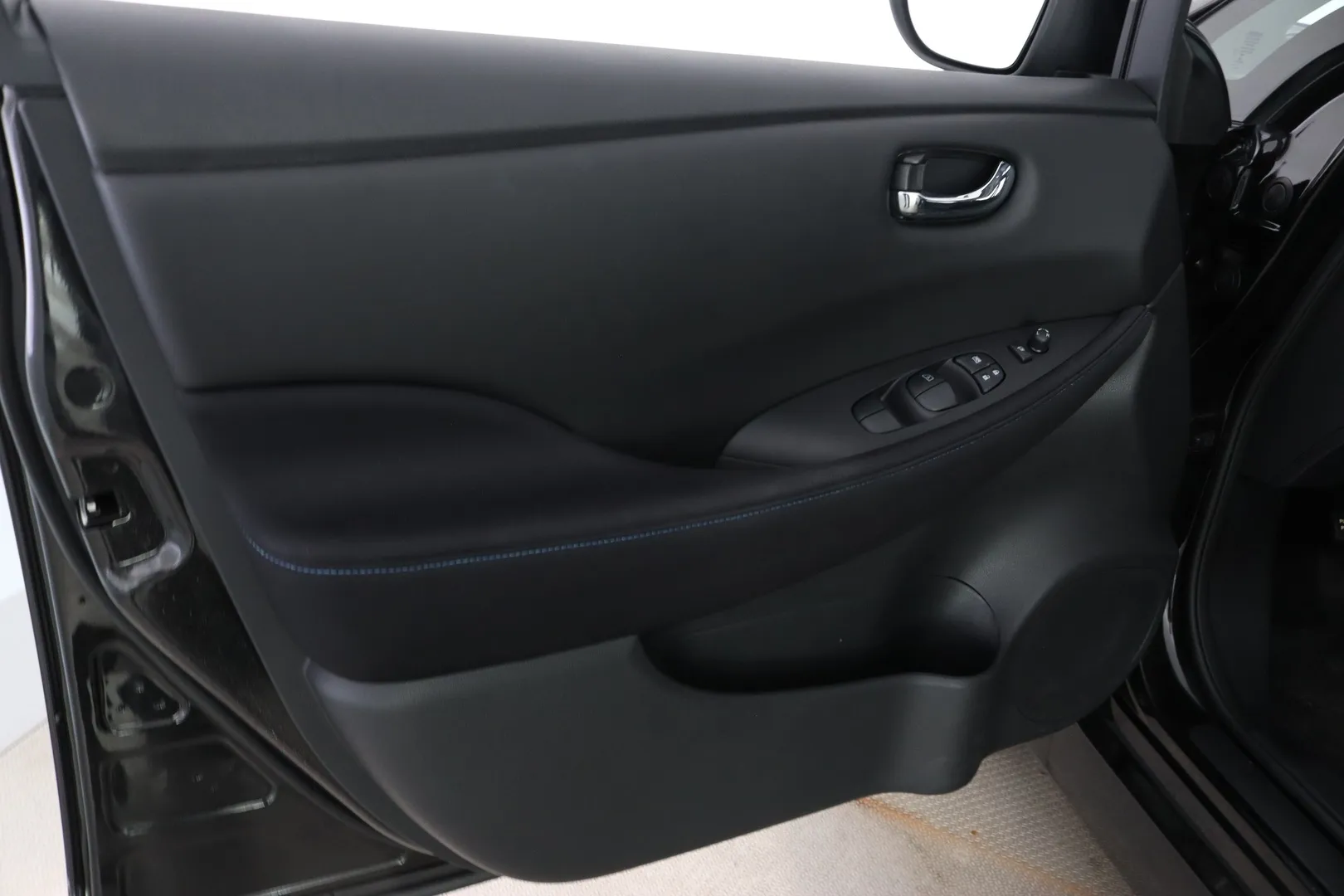 Nissan Leaf KUC-240 carousel image