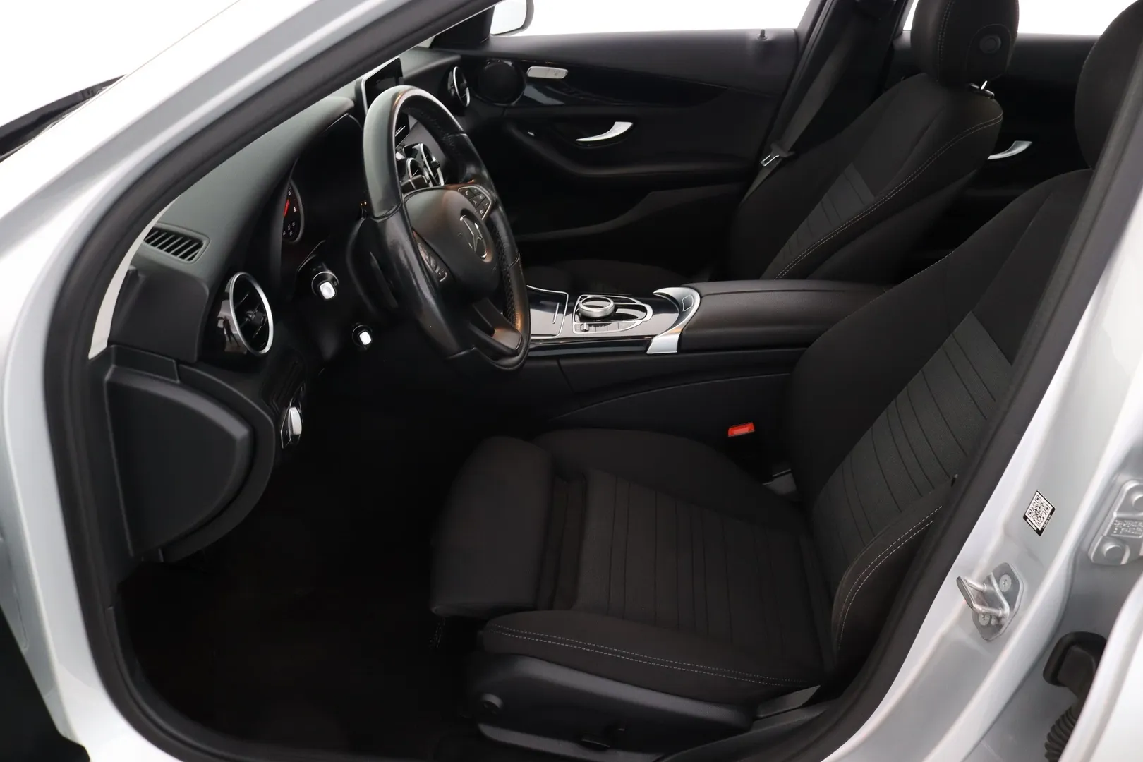 Mercedes-Benz C YJL-733 carousel image