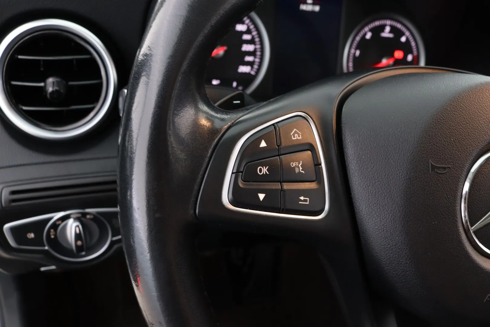 Mercedes-Benz C YJL-733 carousel image