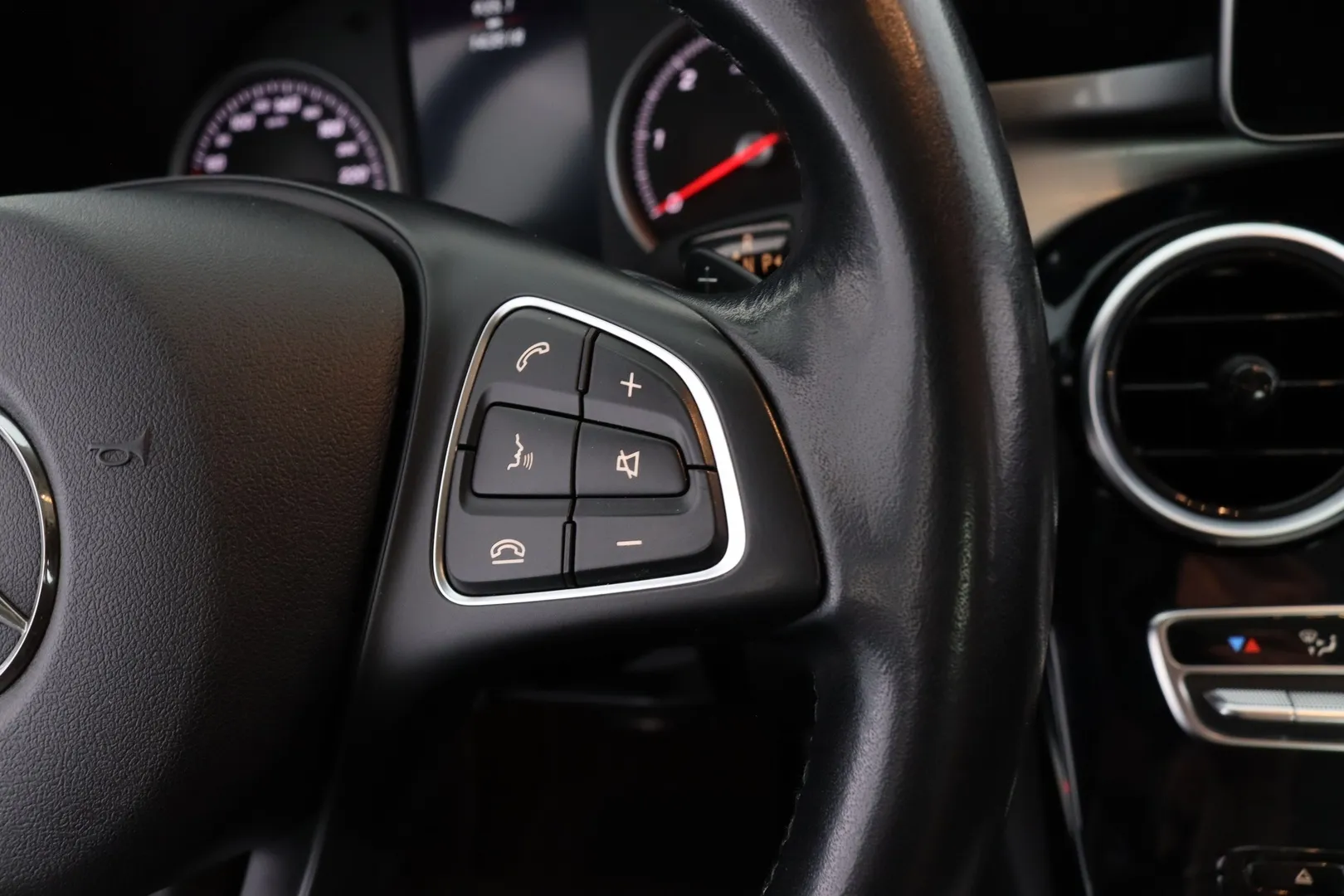 Mercedes-Benz C YJL-733 carousel image