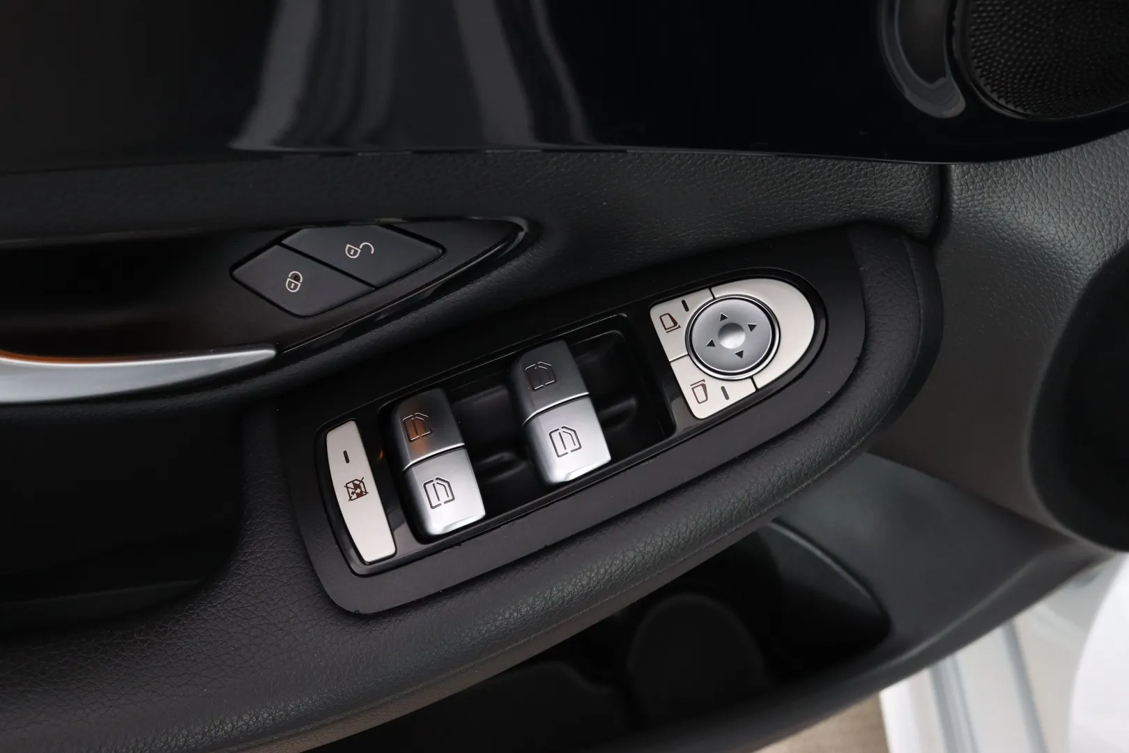 Mercedes-Benz C YJL-733 carousel image