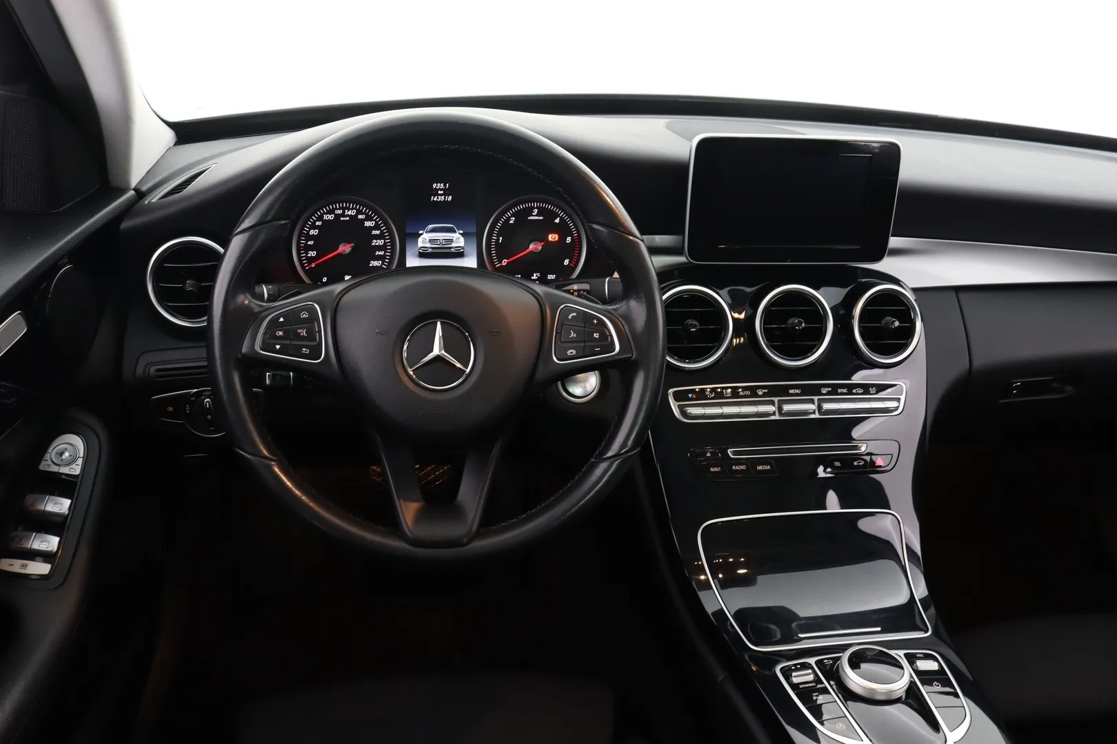 Mercedes-Benz C YJL-733 carousel image