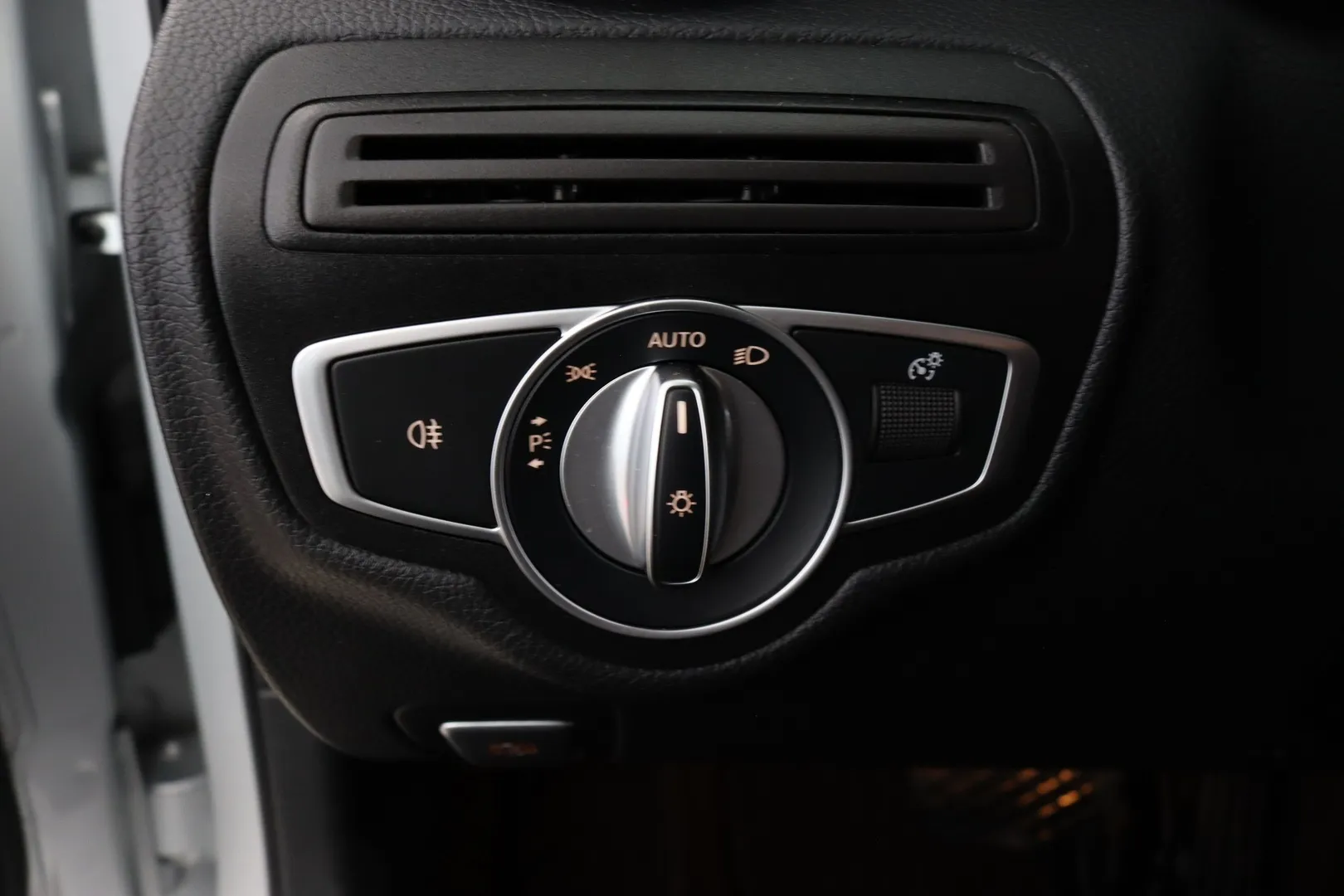 Mercedes-Benz C YJL-733 carousel image