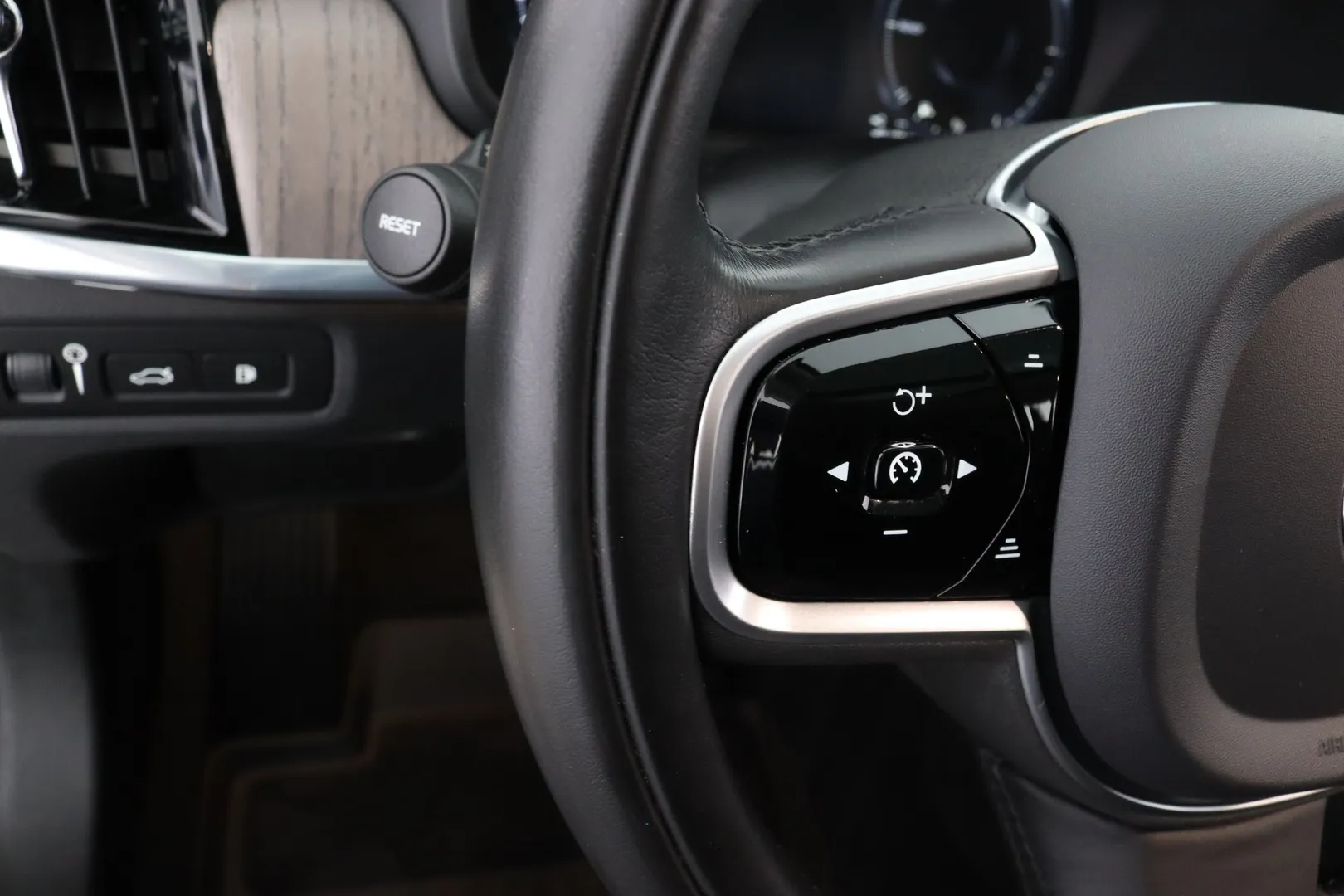 Volvo V90 SPA-152 carousel image