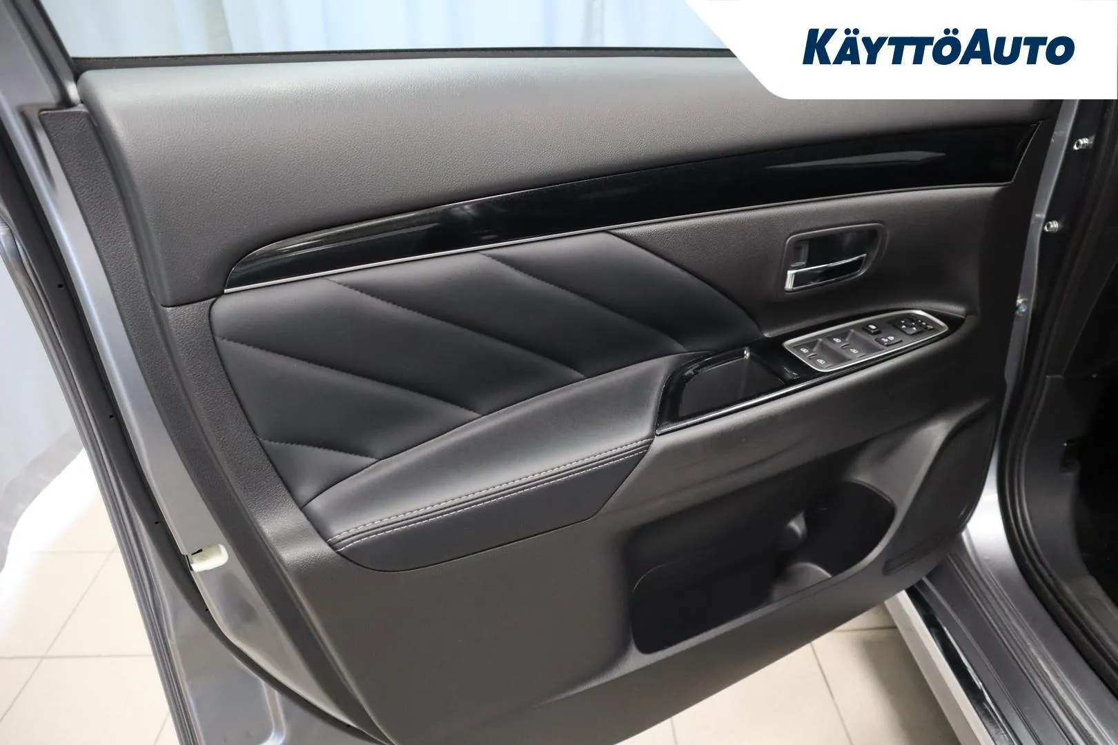 Mitsubishi Outlander PHEV ZMU-521 carousel image