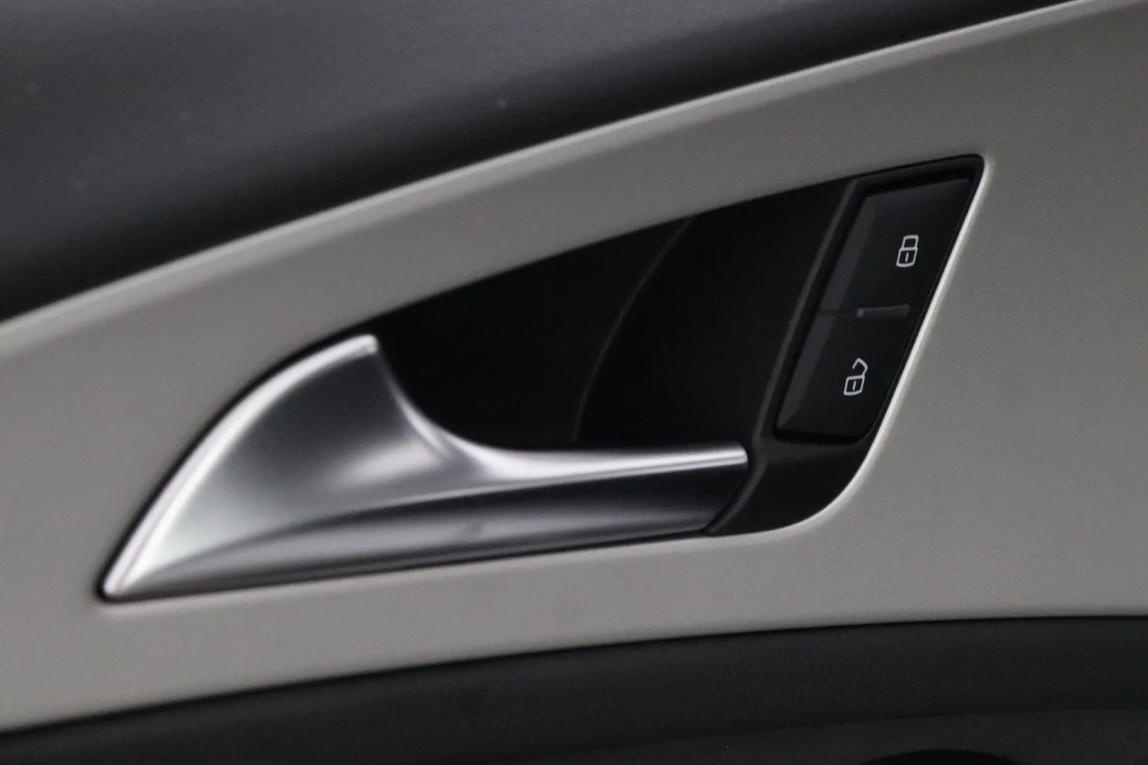Audi A6 VZL-561 carousel image