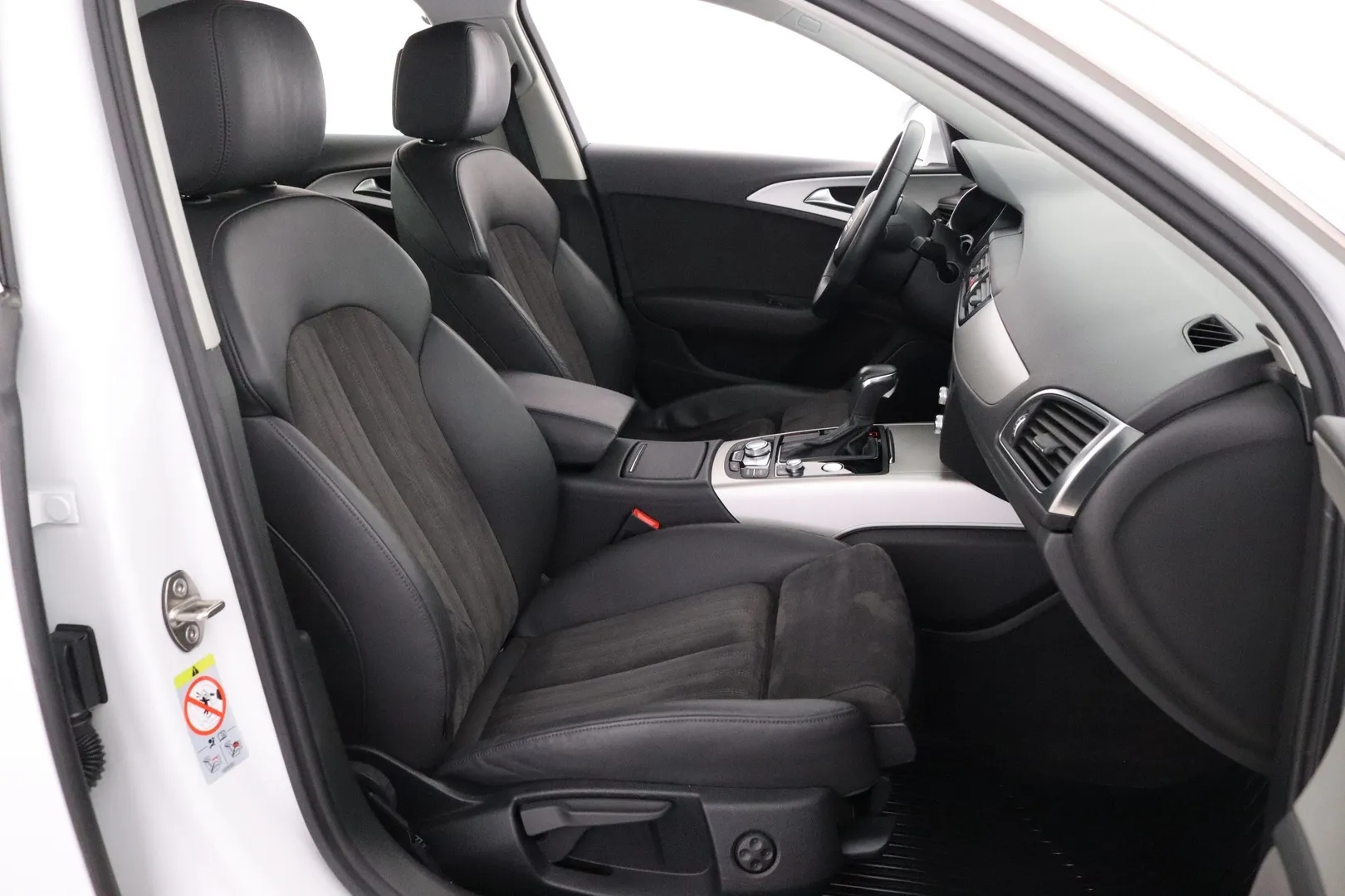 Audi A6 VZL-561 carousel image