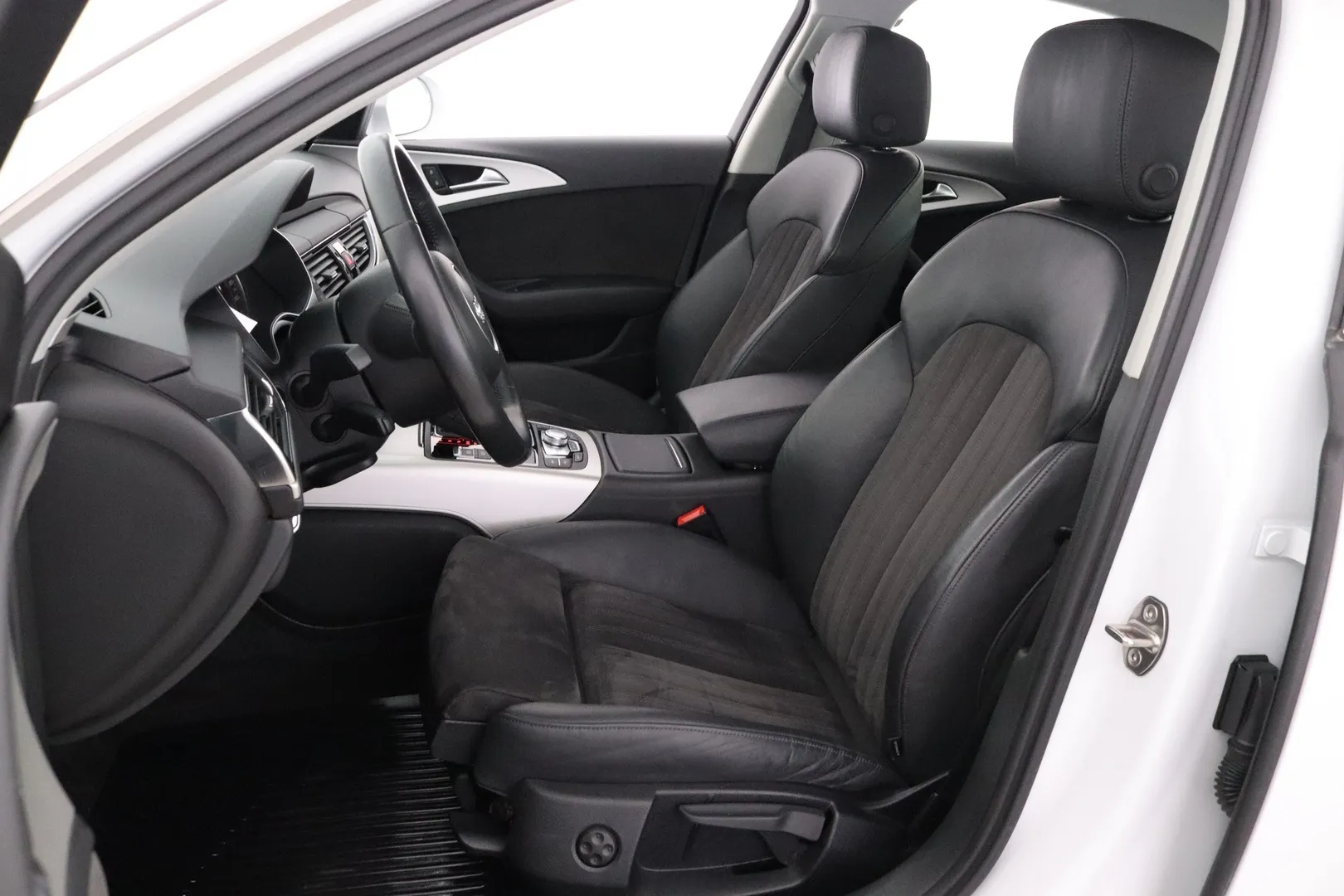 Audi A6 VZL-561 carousel image