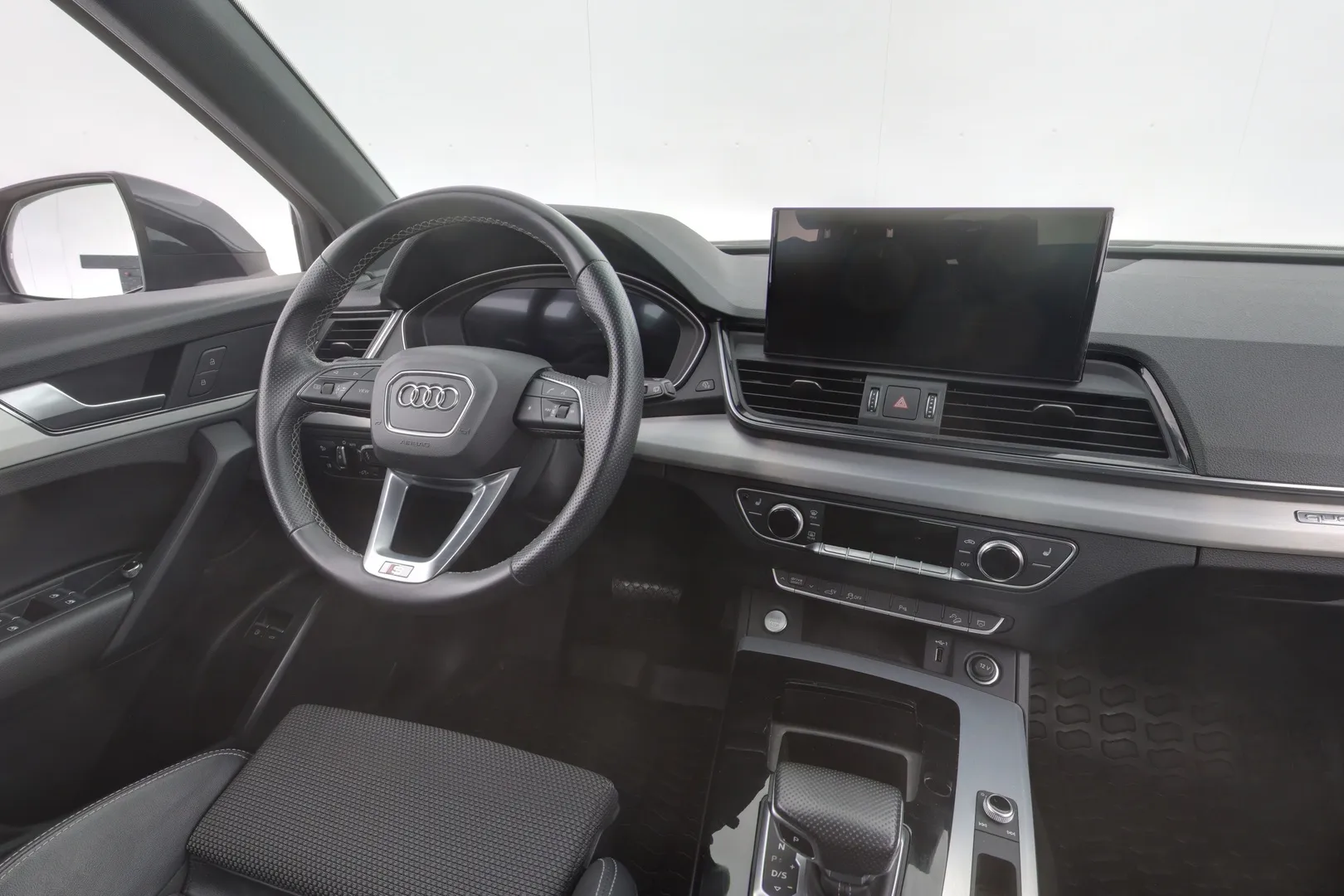 Audi Q5 YXM-335 carousel image