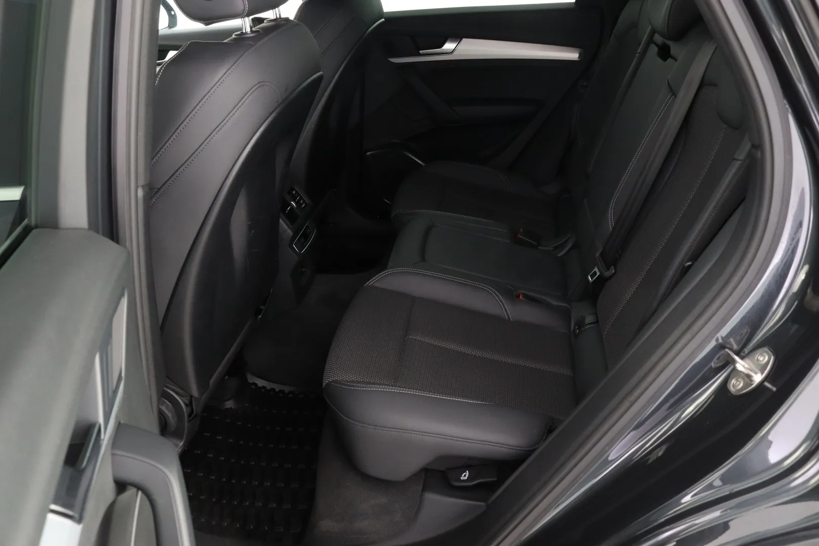 Audi Q5 YXM-335 carousel image