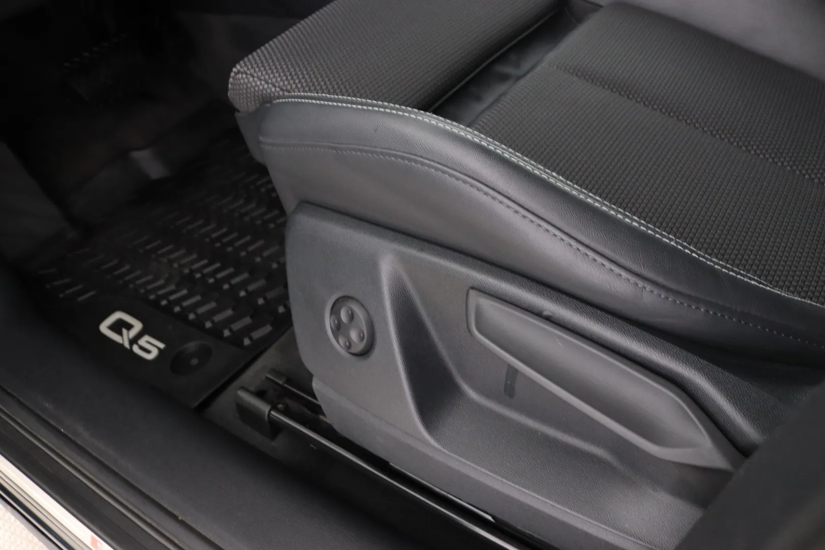 Audi Q5 YXM-335 carousel image