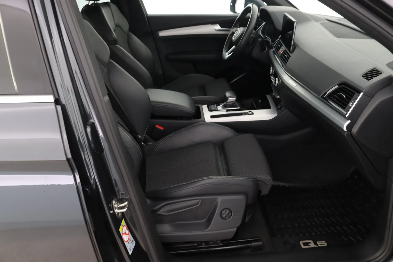 Audi Q5 YXM-335 carousel image