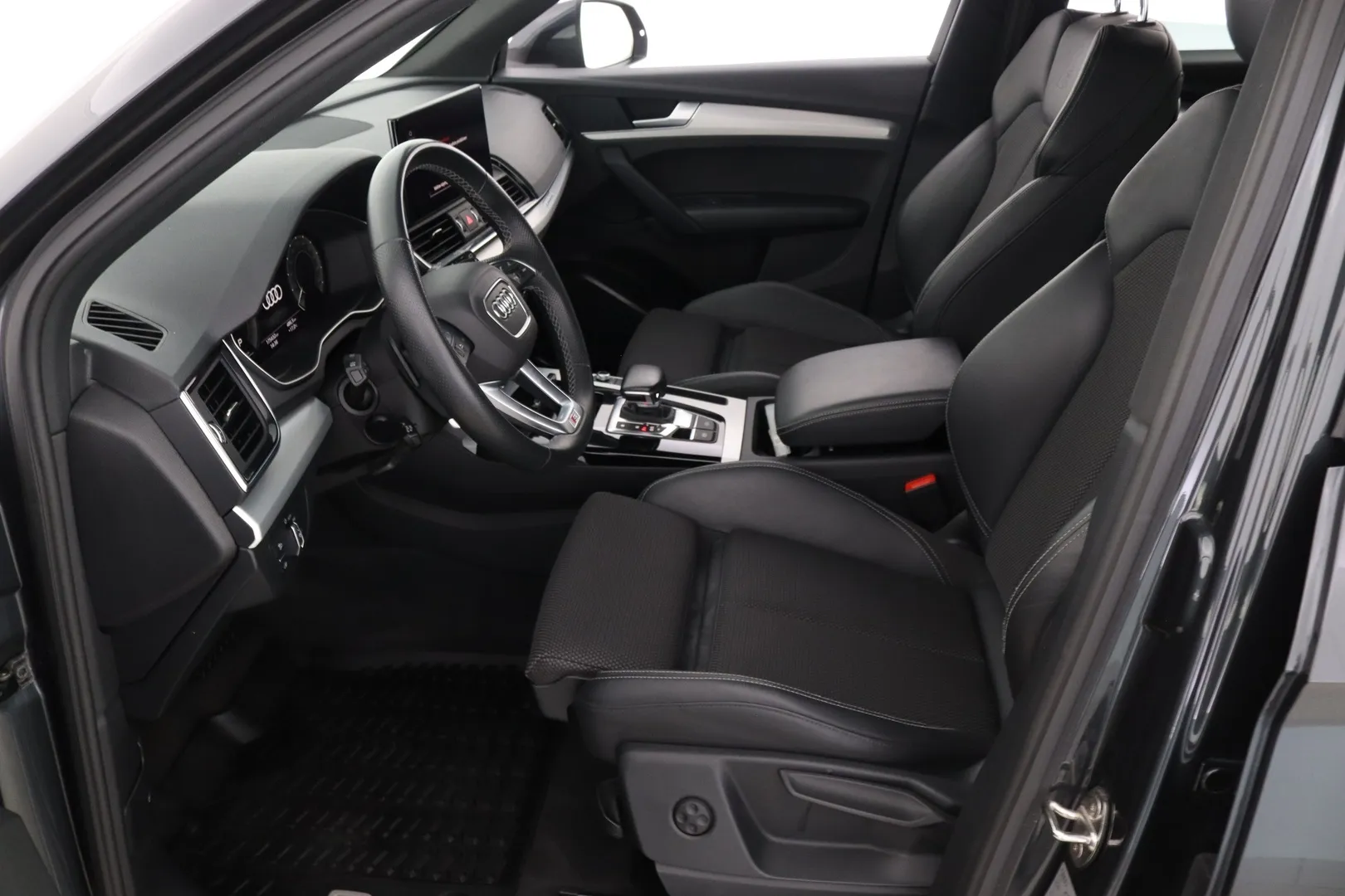 Audi Q5 YXM-335 carousel image