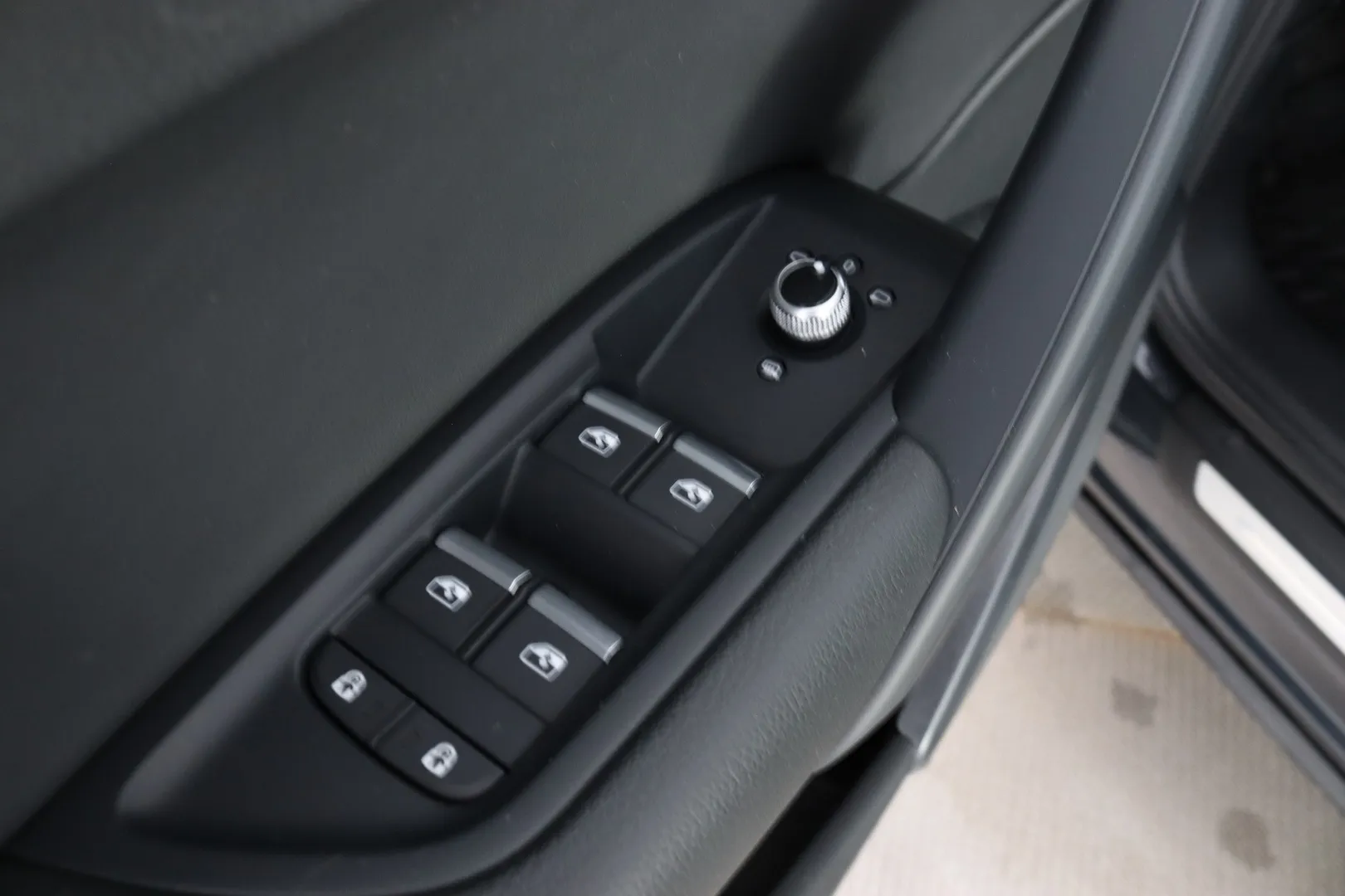 Audi Q5 YXM-335 carousel image