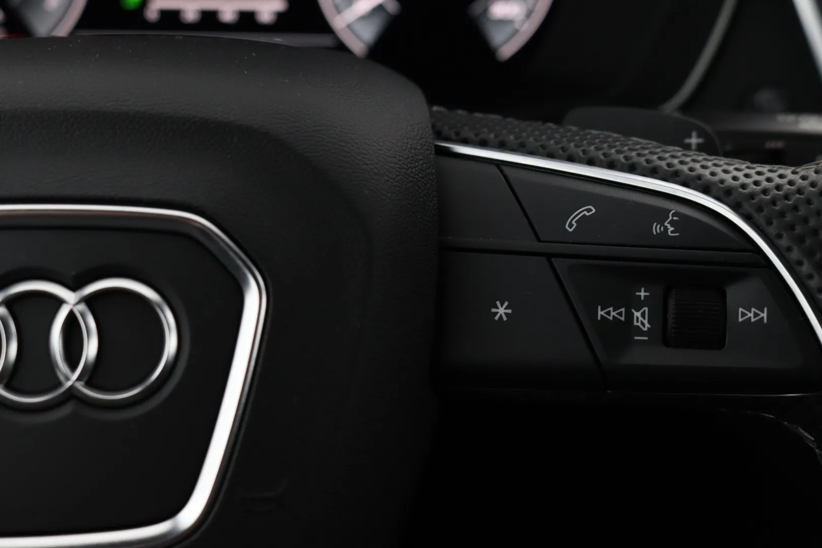 Audi Q5 YXM-335 carousel image