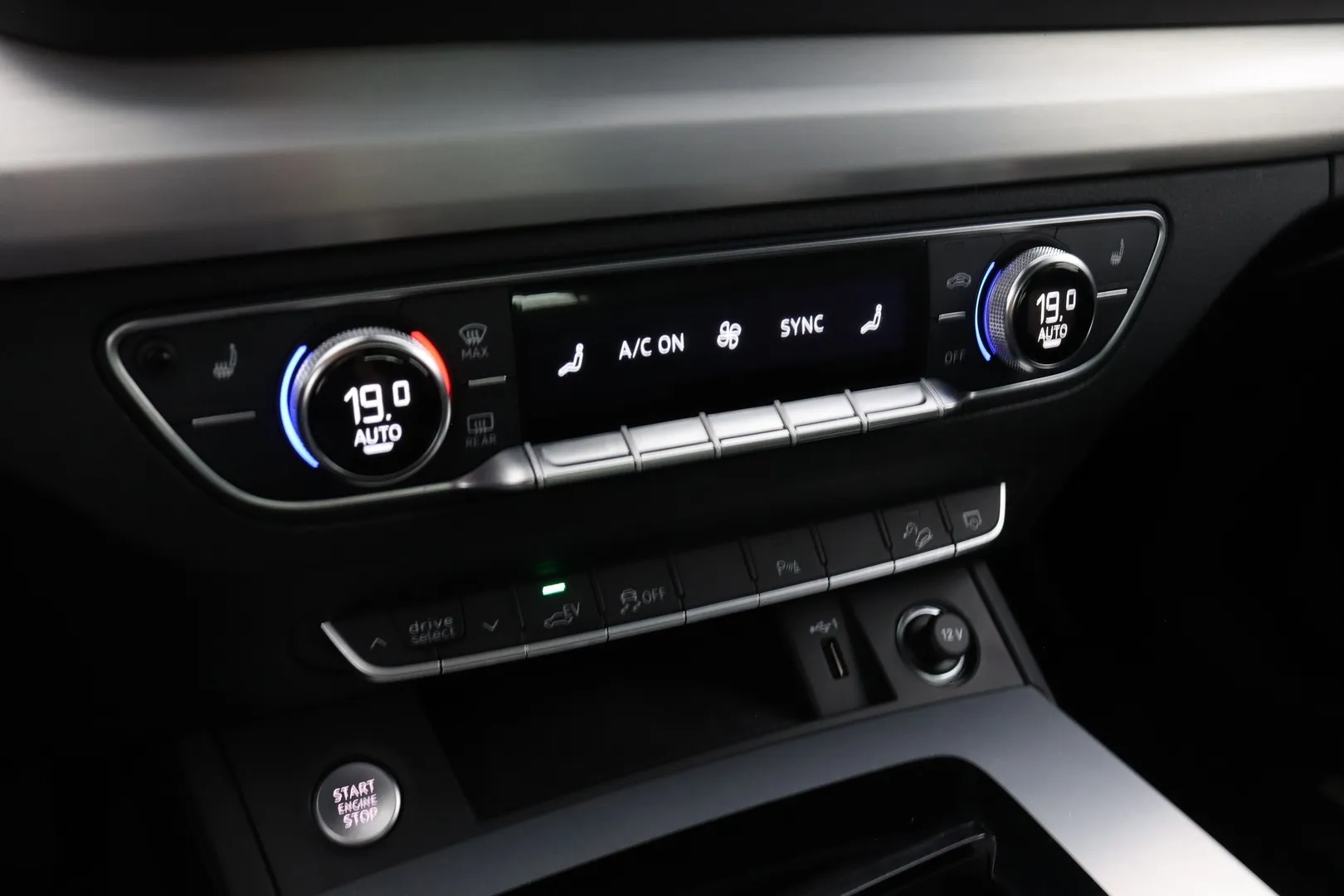 Audi Q5 YXM-335 carousel image