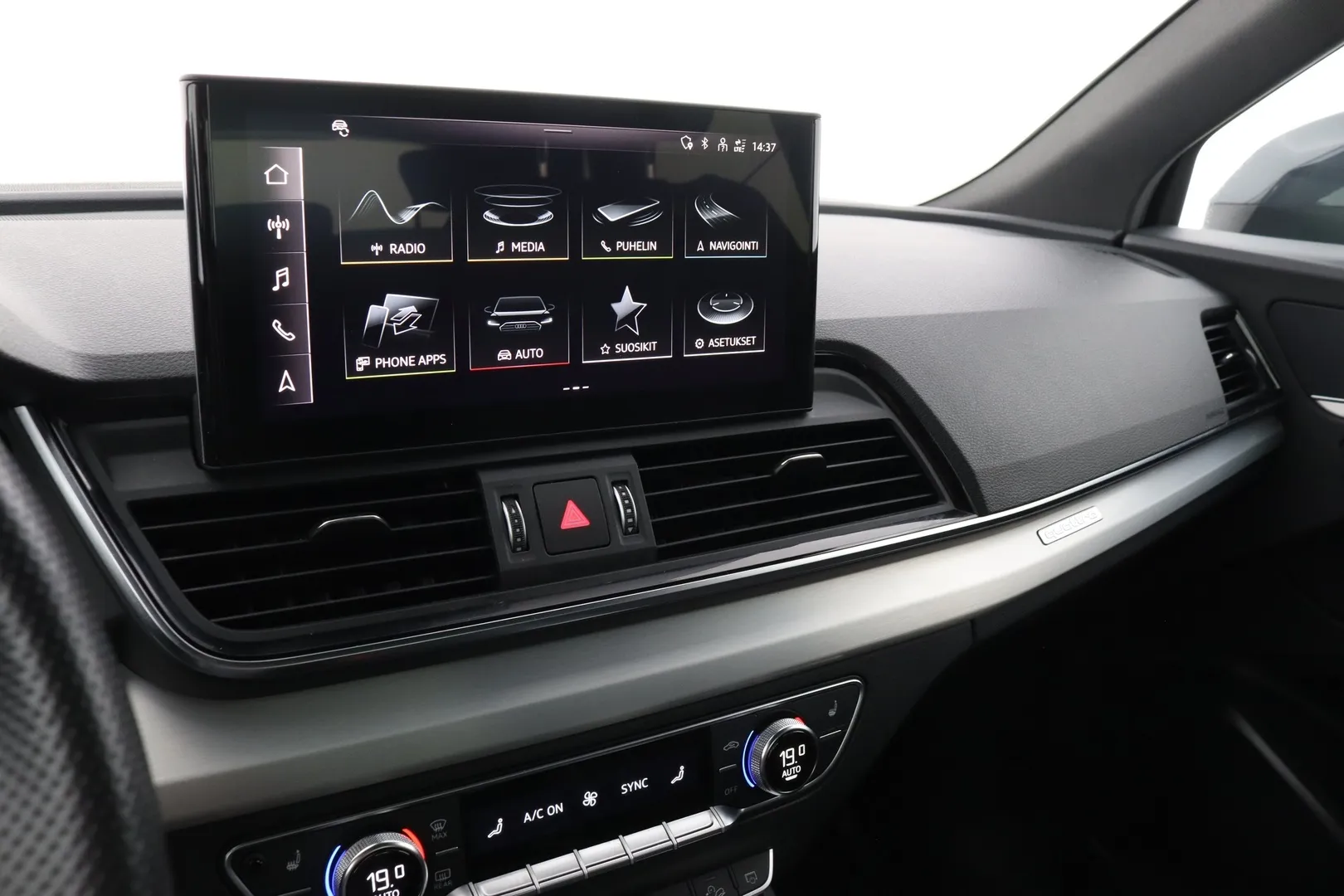 Audi Q5 YXM-335 carousel image