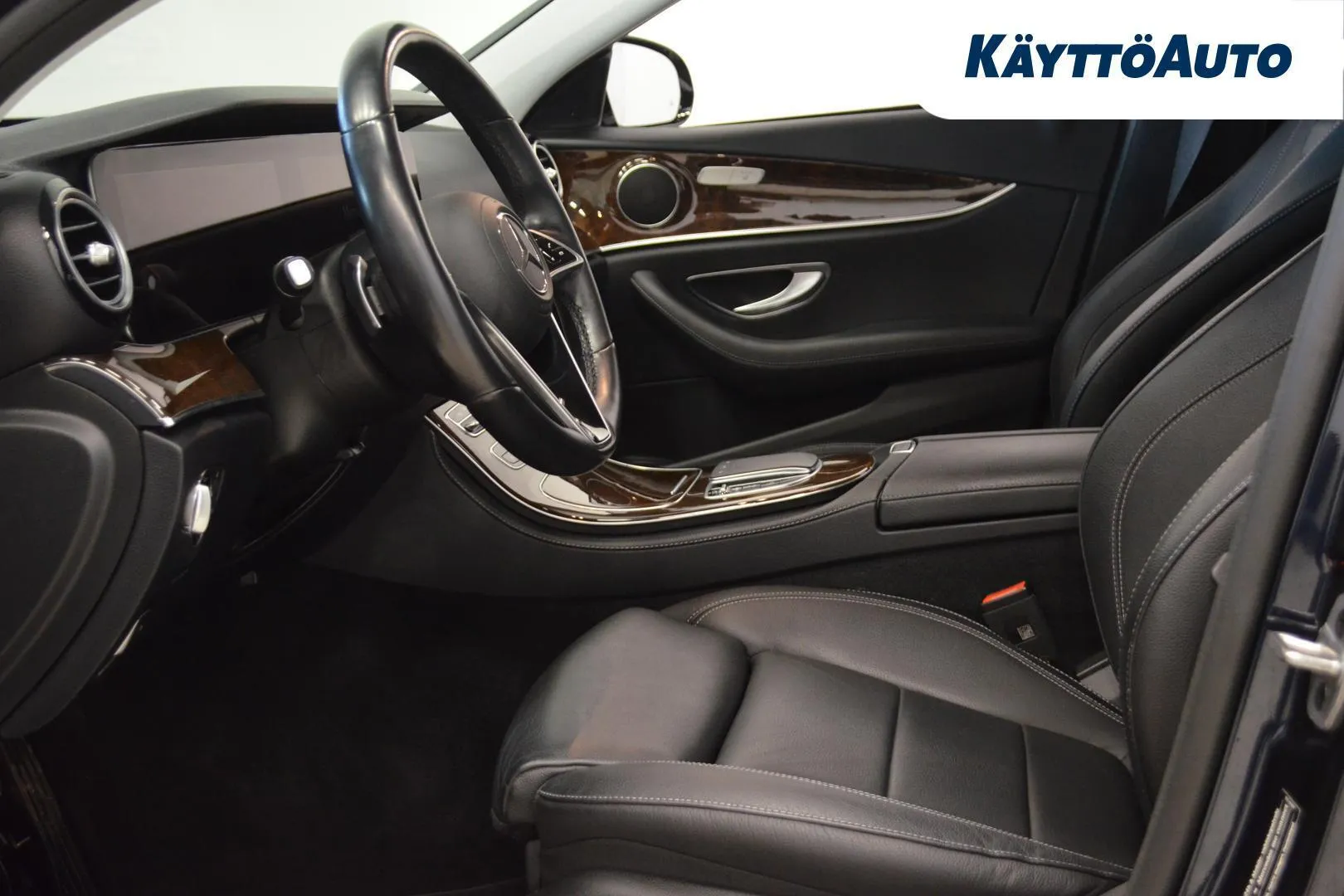 Mercedes-Benz E KUX-513 carousel image