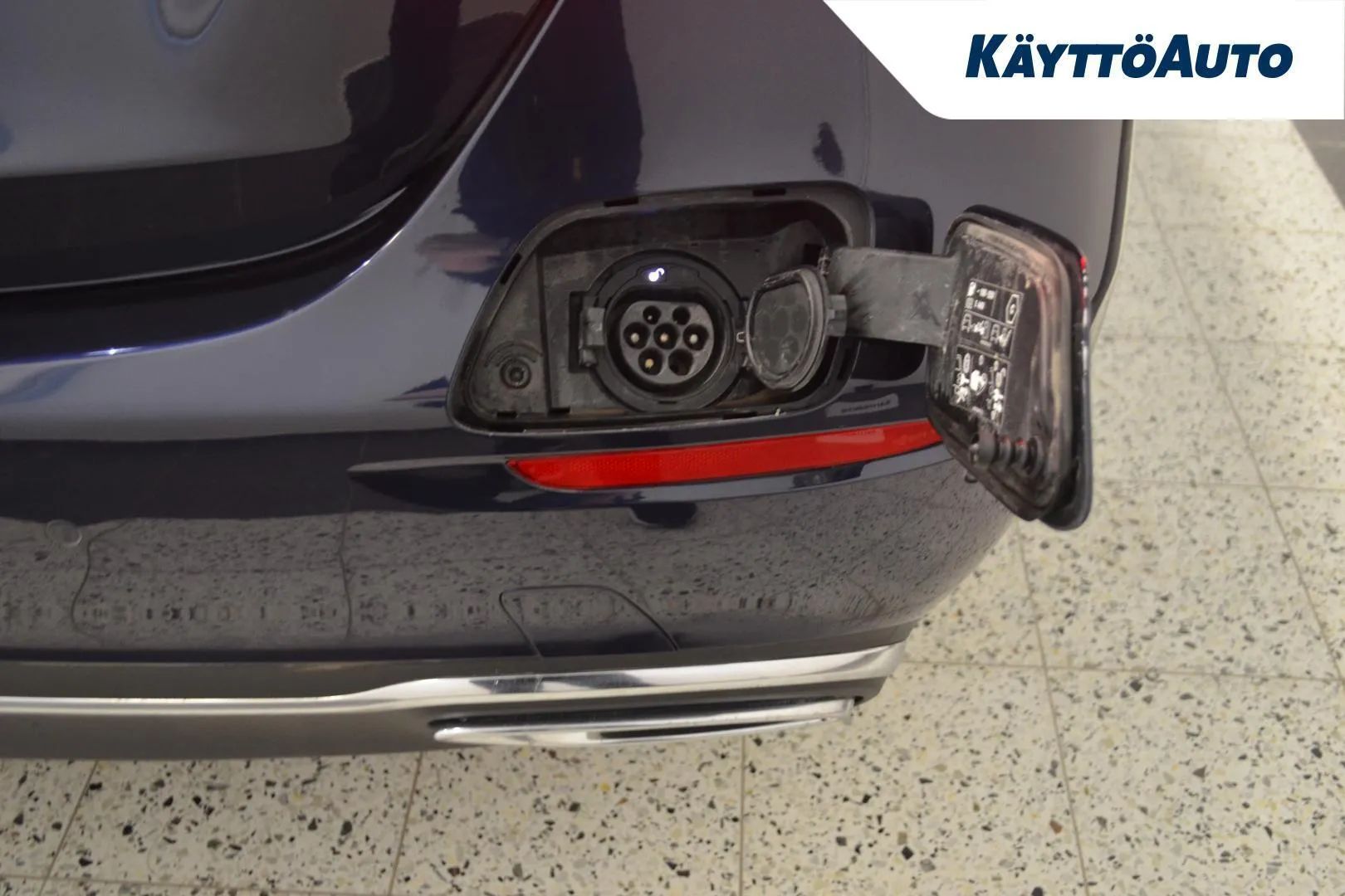 Mercedes-Benz E KUX-513 carousel image