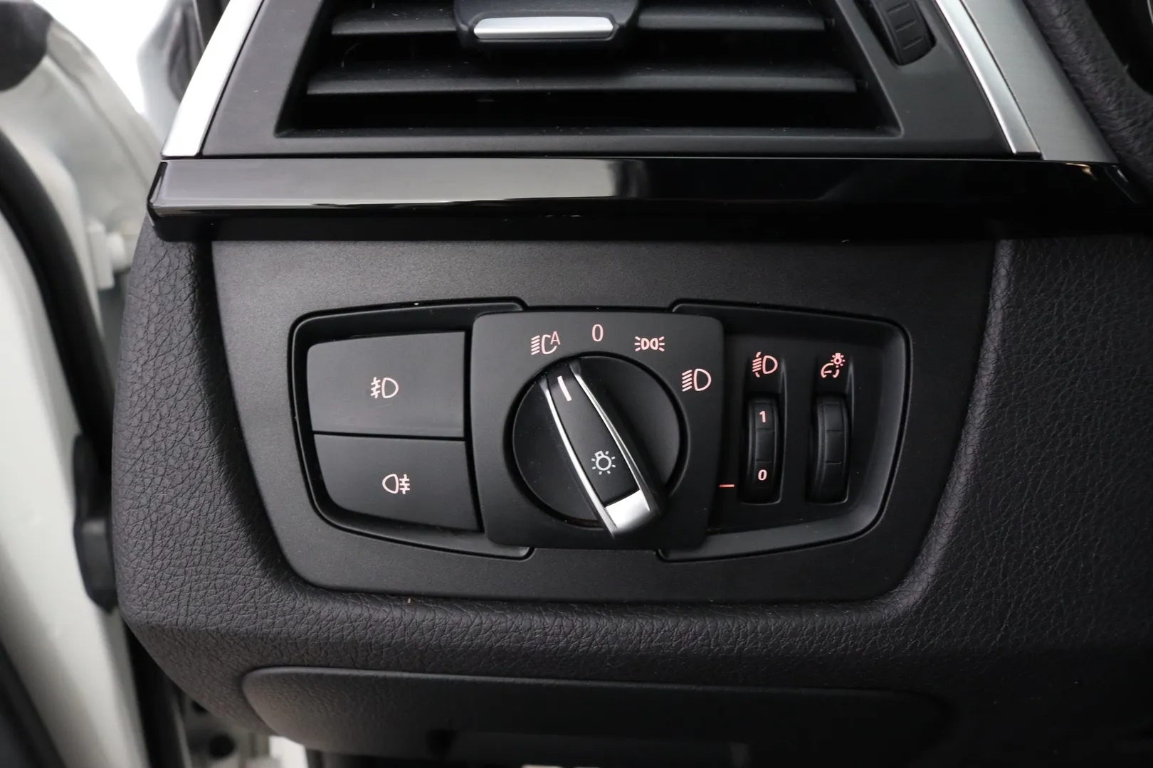 BMW 320 MOJ-182 carousel image