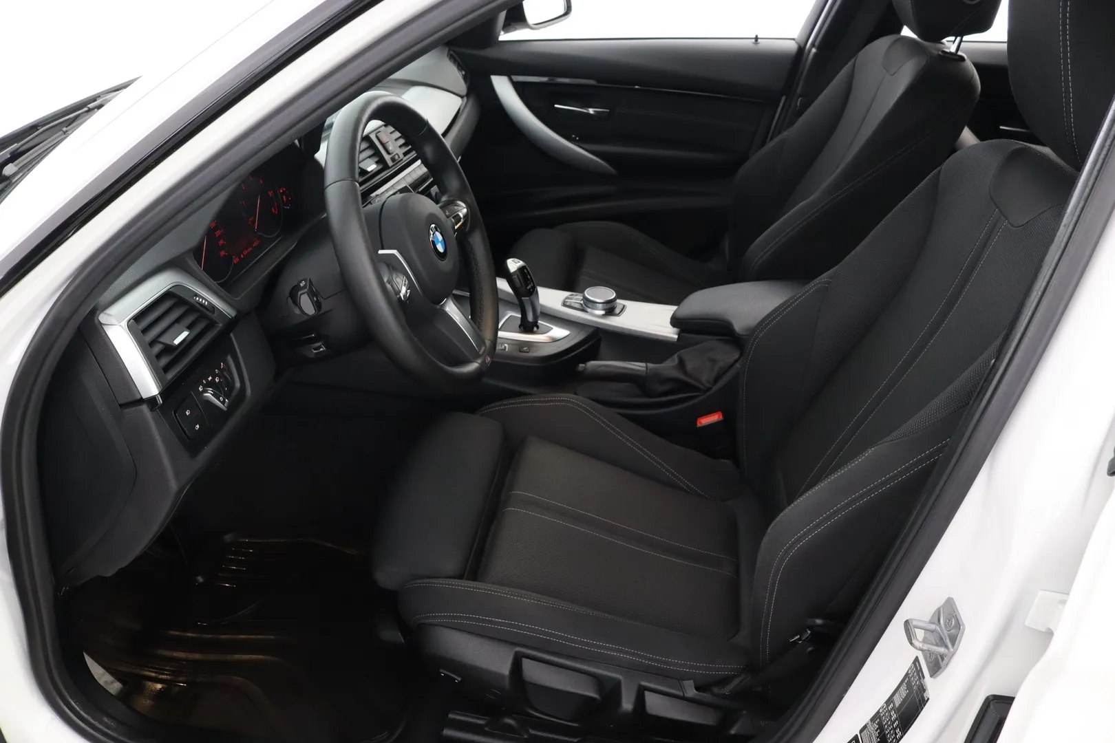 BMW 320 MOJ-182 carousel image