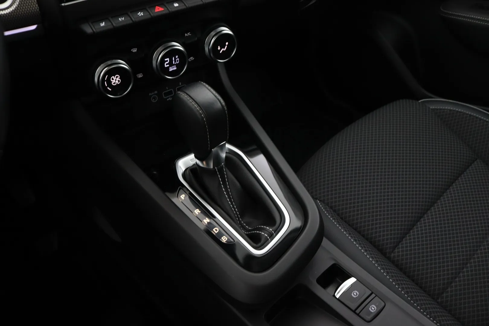 Renault Arkana EUE-836 carousel image