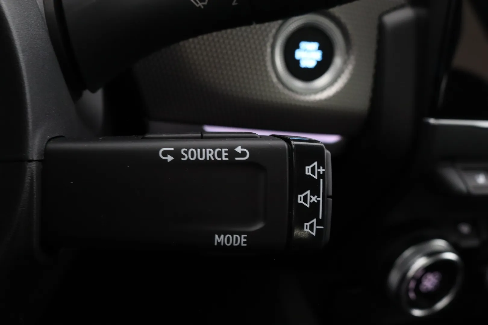 Renault Arkana EUE-836 carousel image