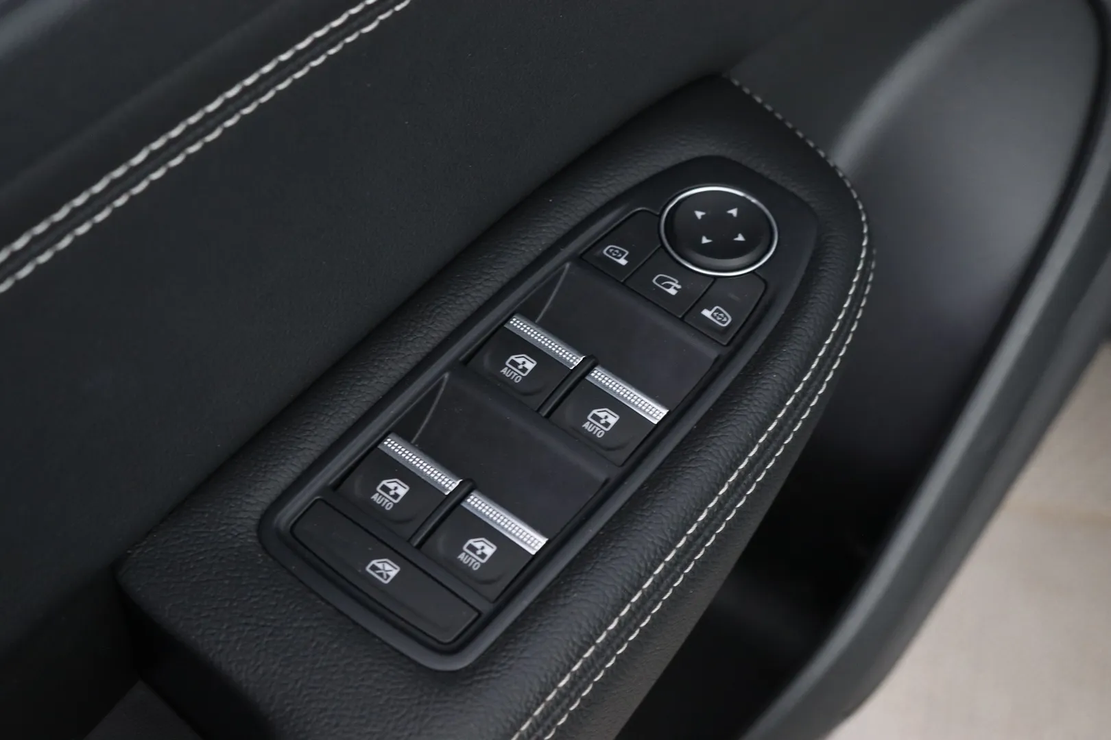 Renault Arkana EUE-836 carousel image