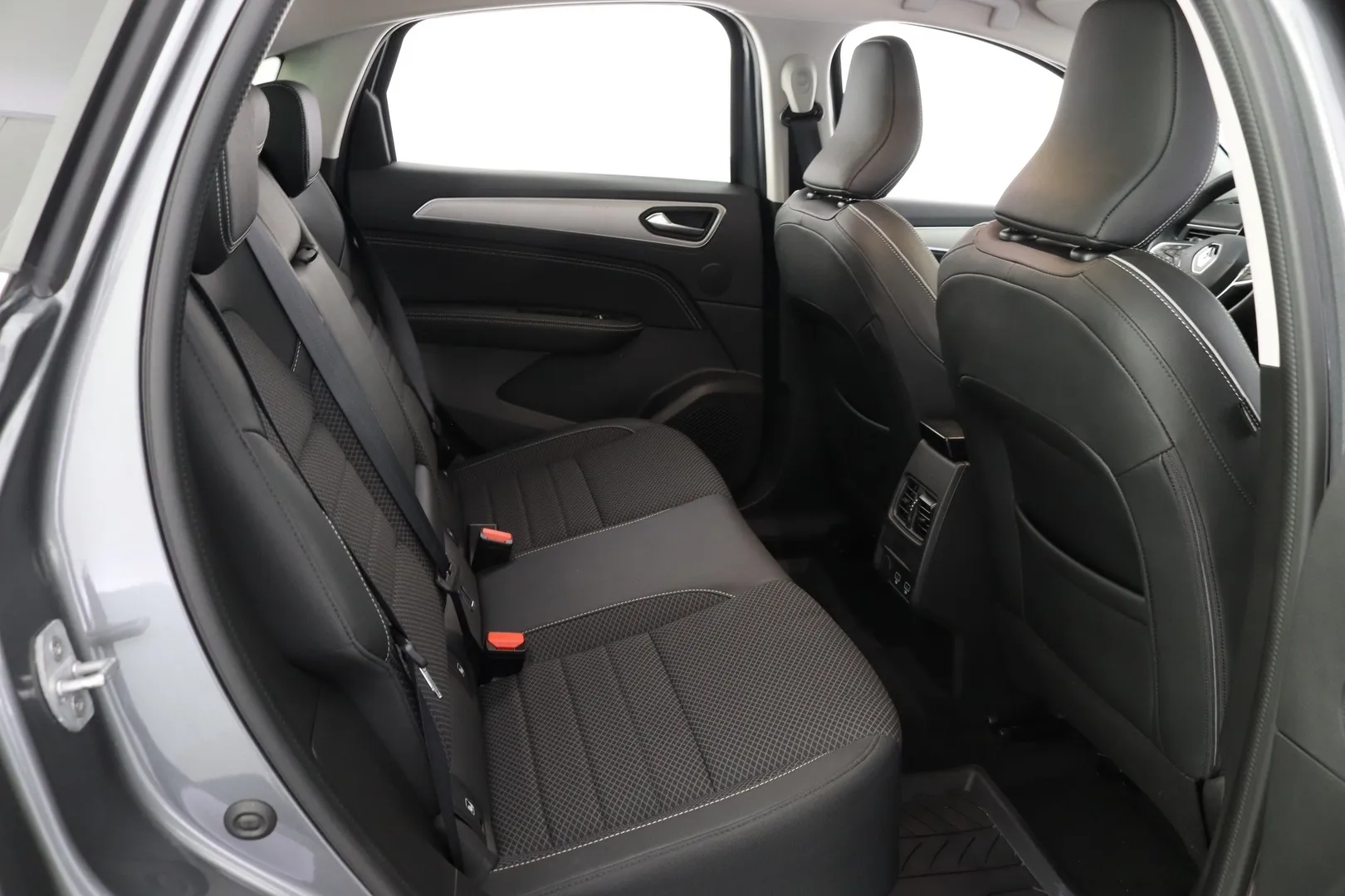 Renault Arkana EUE-836 carousel image