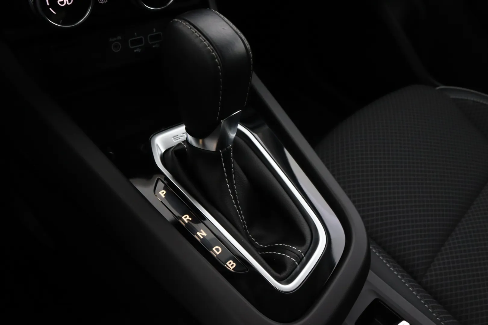 Renault Arkana EUE-836 carousel image