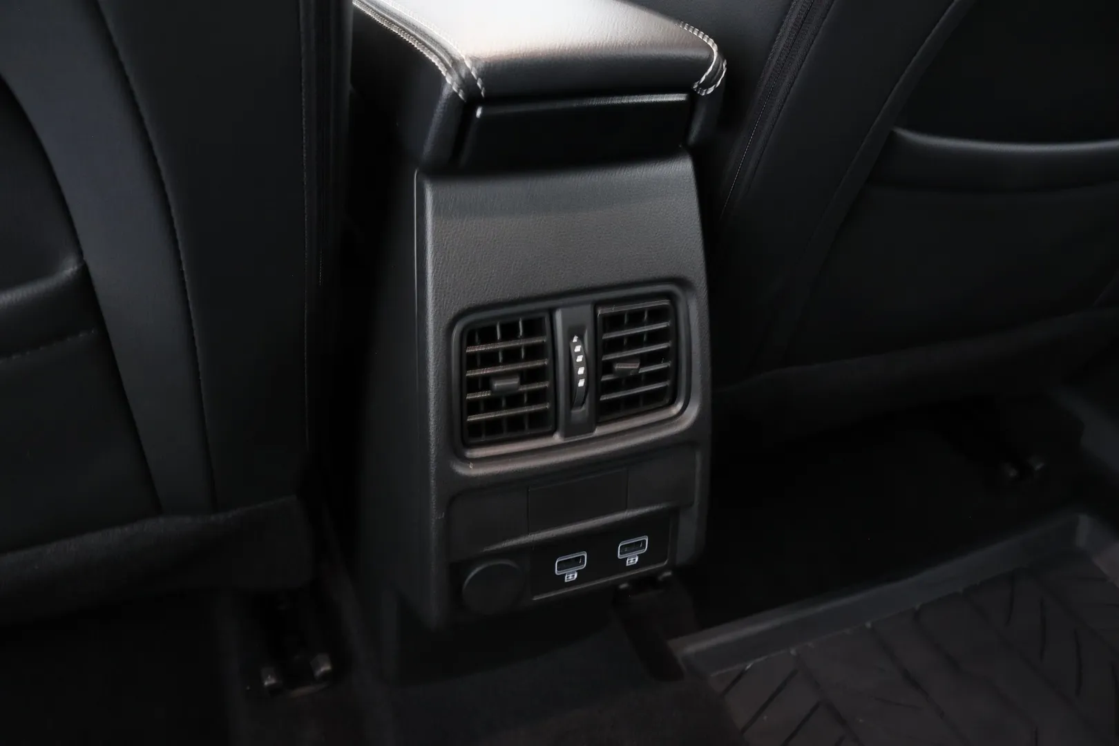 Renault Arkana EUE-836 carousel image