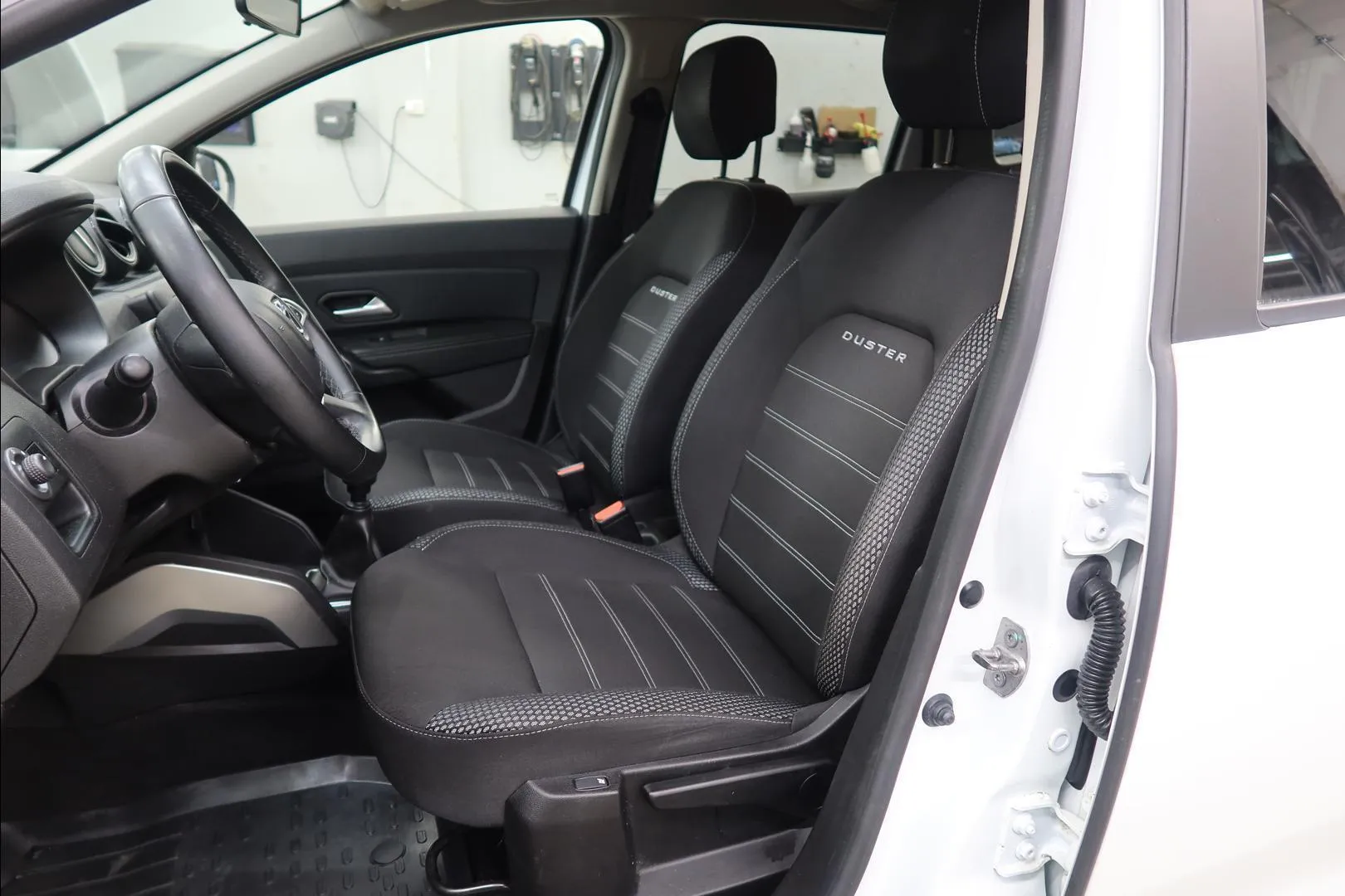 Dacia Duster CLY-128 carousel image