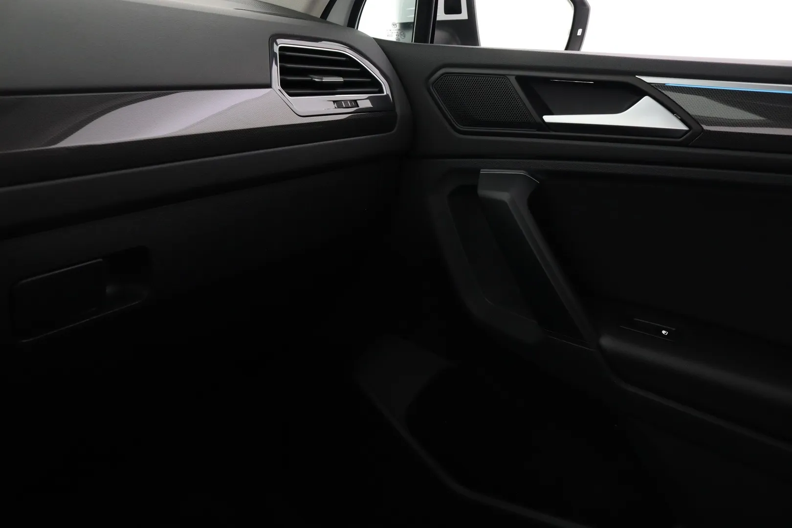 Volkswagen Tiguan FRG-985 carousel image