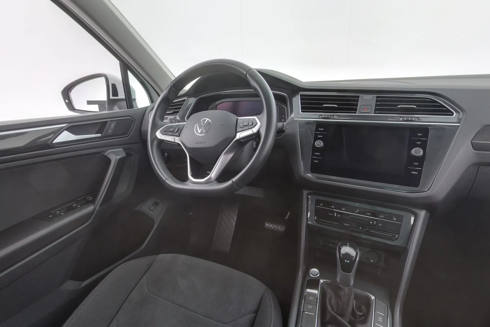 Volkswagen Tiguan FRG-985 carousel image