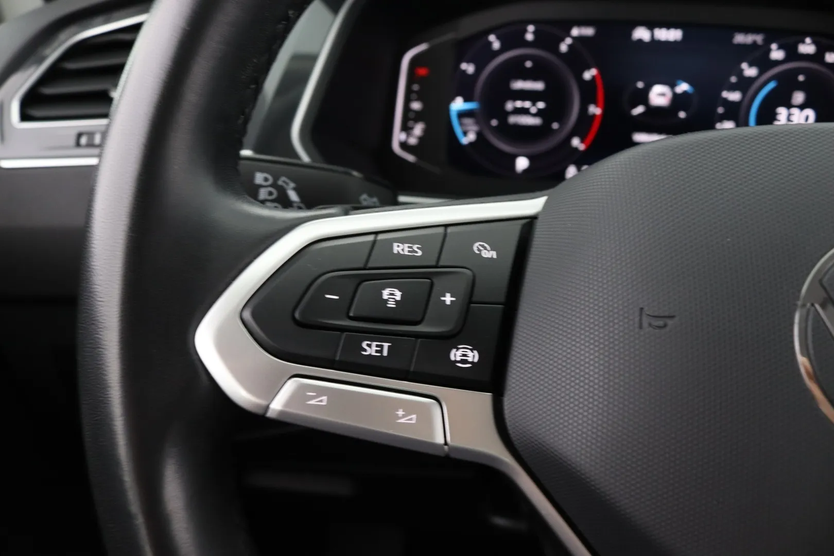 Volkswagen Tiguan FRG-985 carousel image