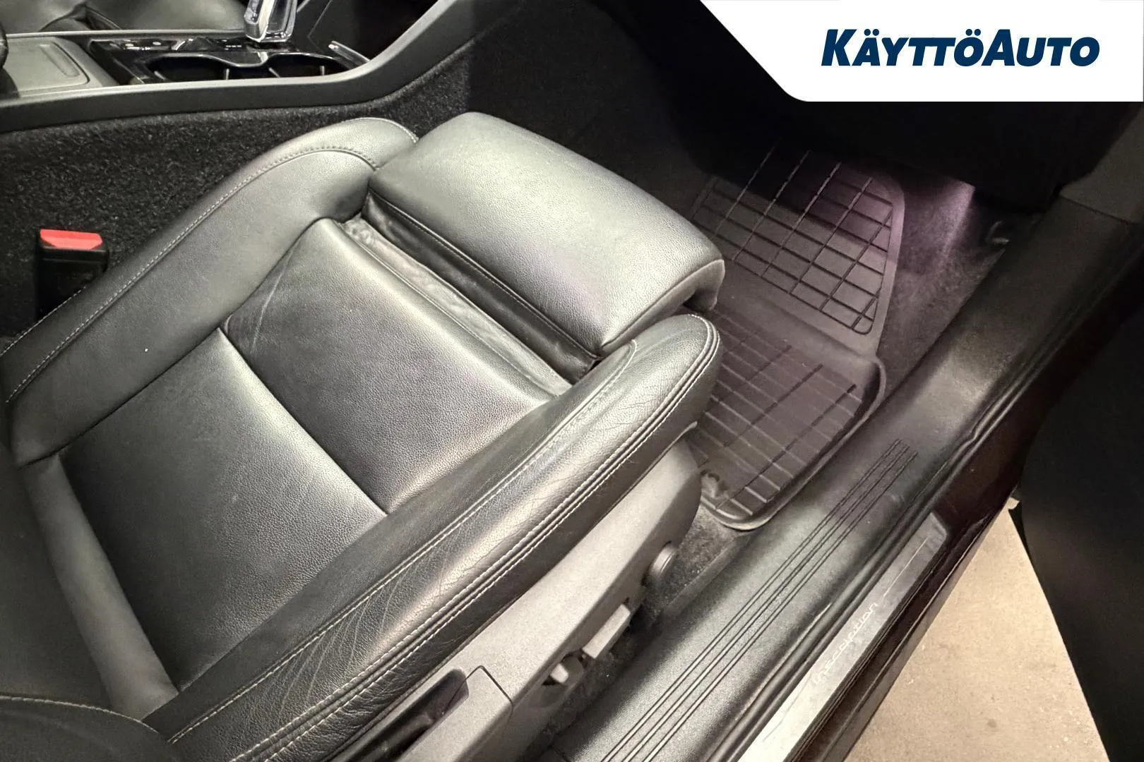 Volvo XC40 COL-236 carousel image