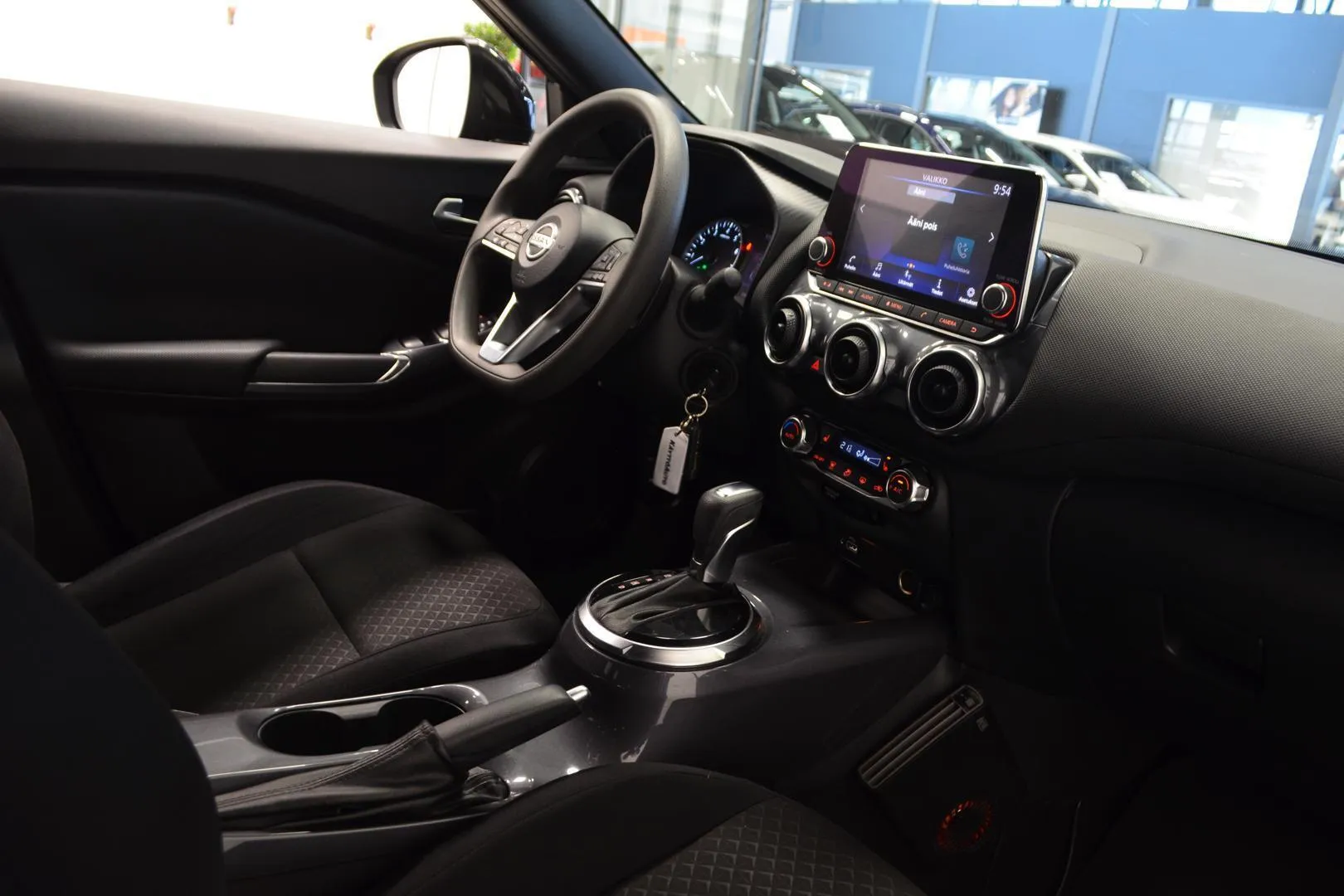 Nissan Juke ZMU-203 carousel image