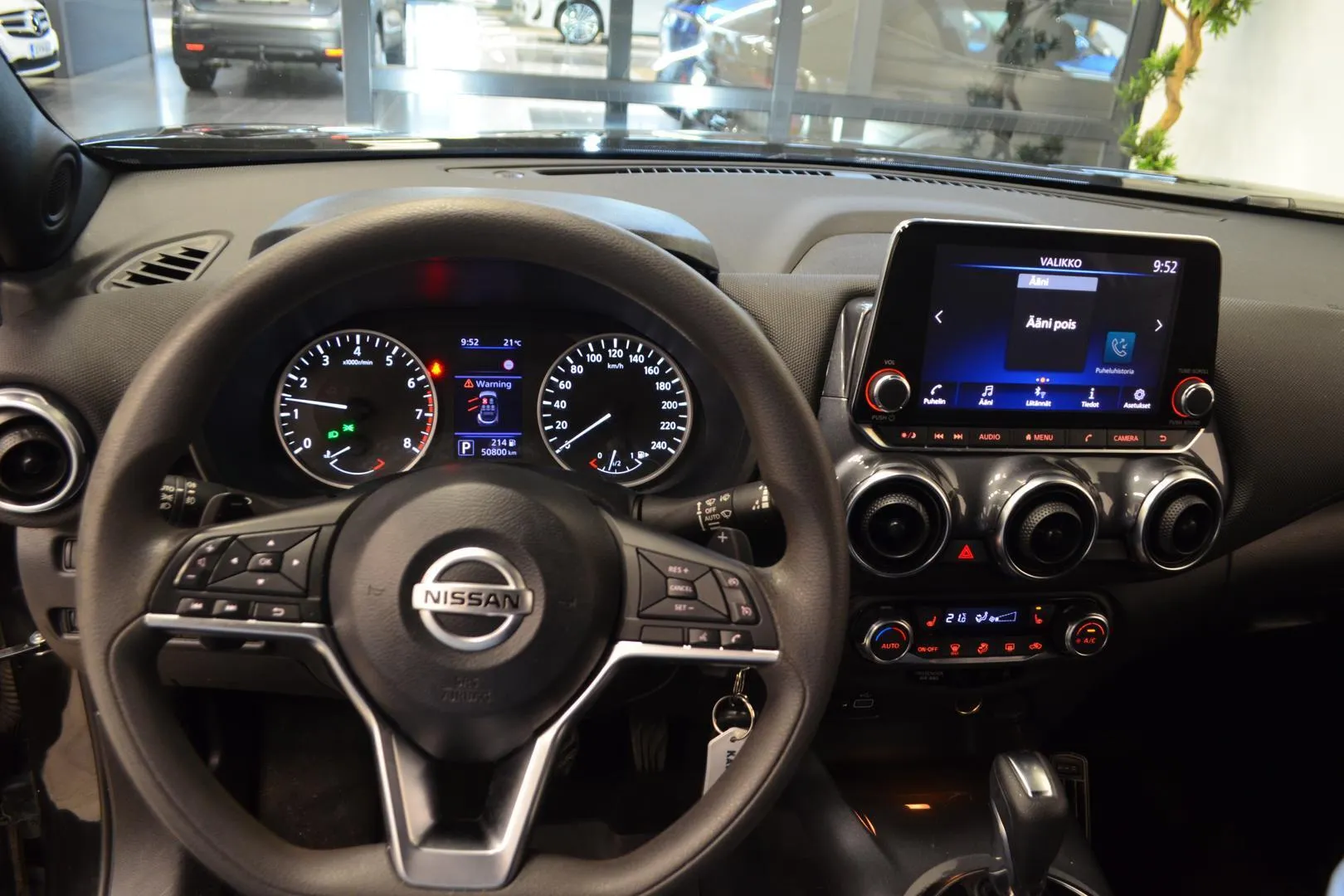 Nissan Juke ZMU-203 carousel image
