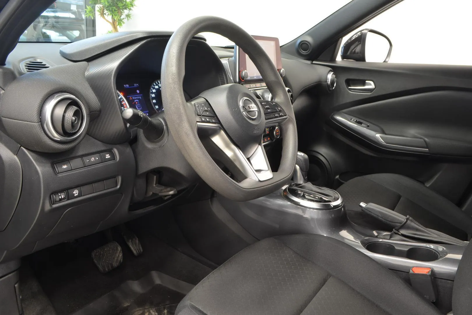 Nissan Juke ZMU-203 carousel image