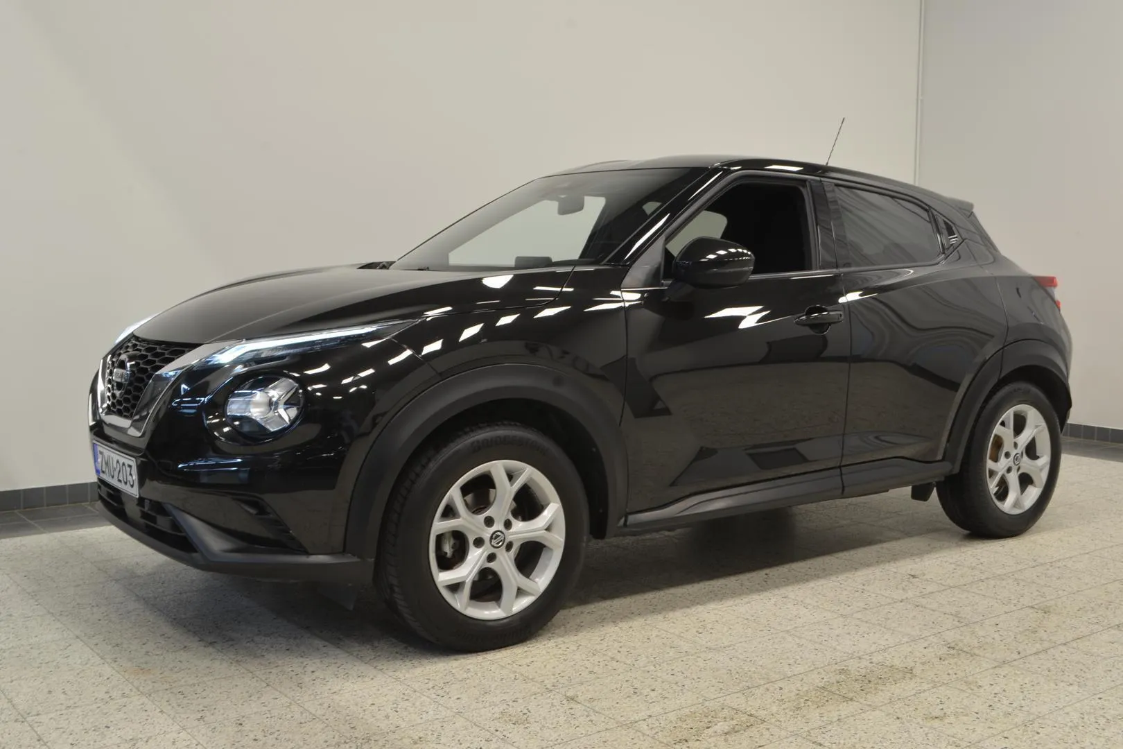 Nissan Juke ZMU-203 carousel image