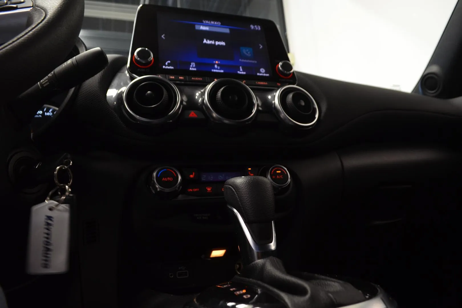 Nissan Juke ZMU-203 carousel image