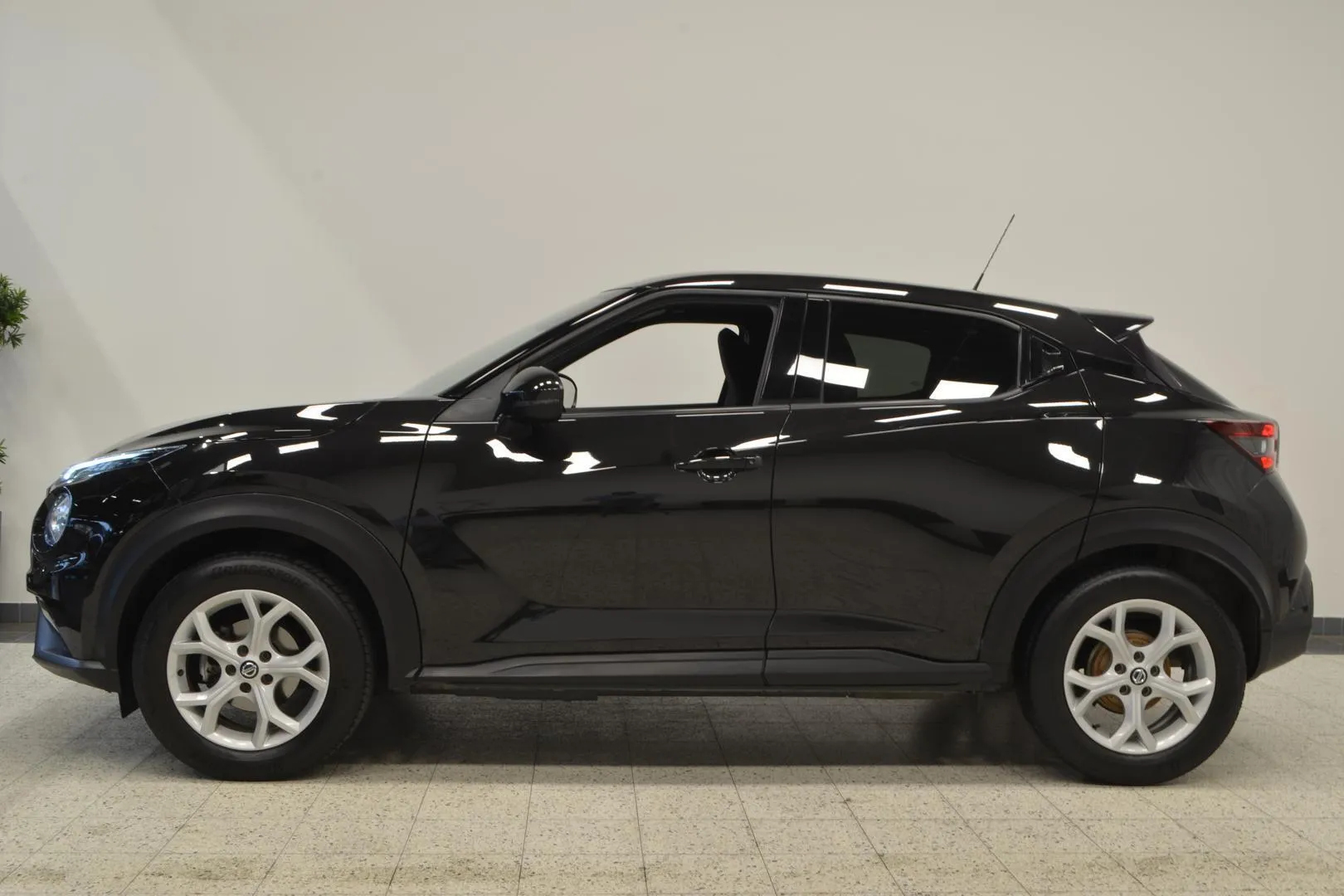 Nissan Juke ZMU-203 carousel image