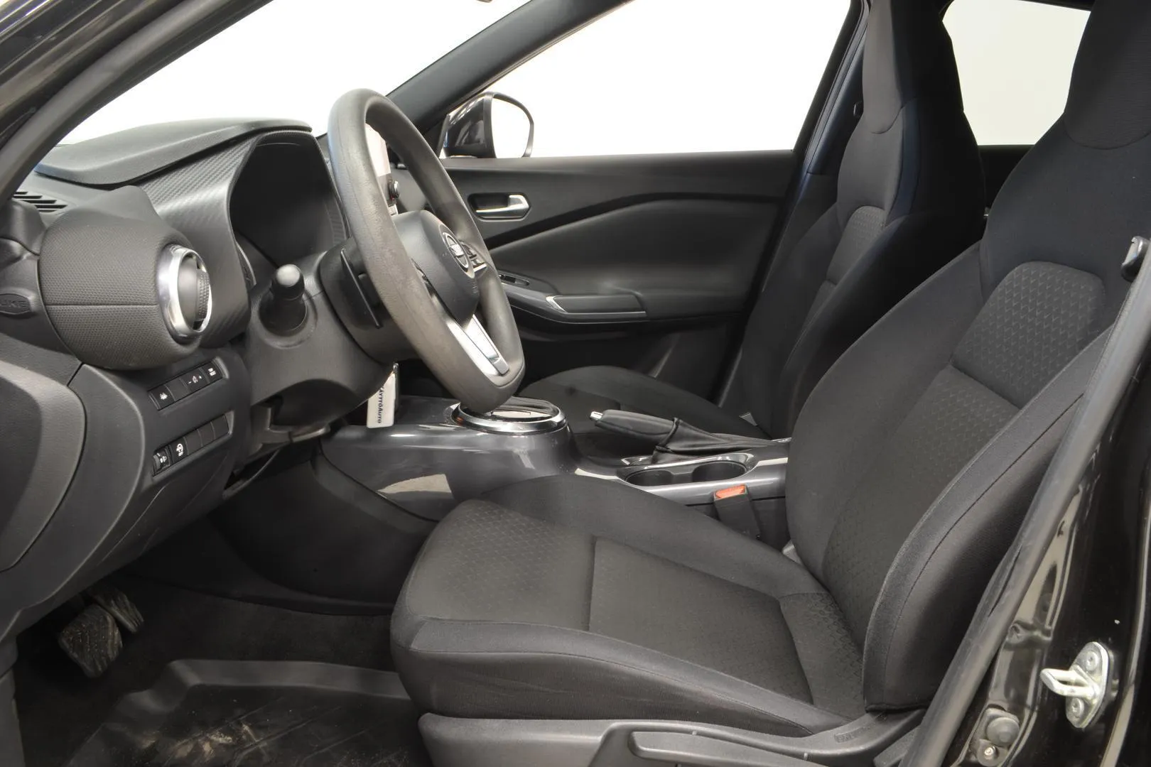 Nissan Juke ZMU-203 carousel image