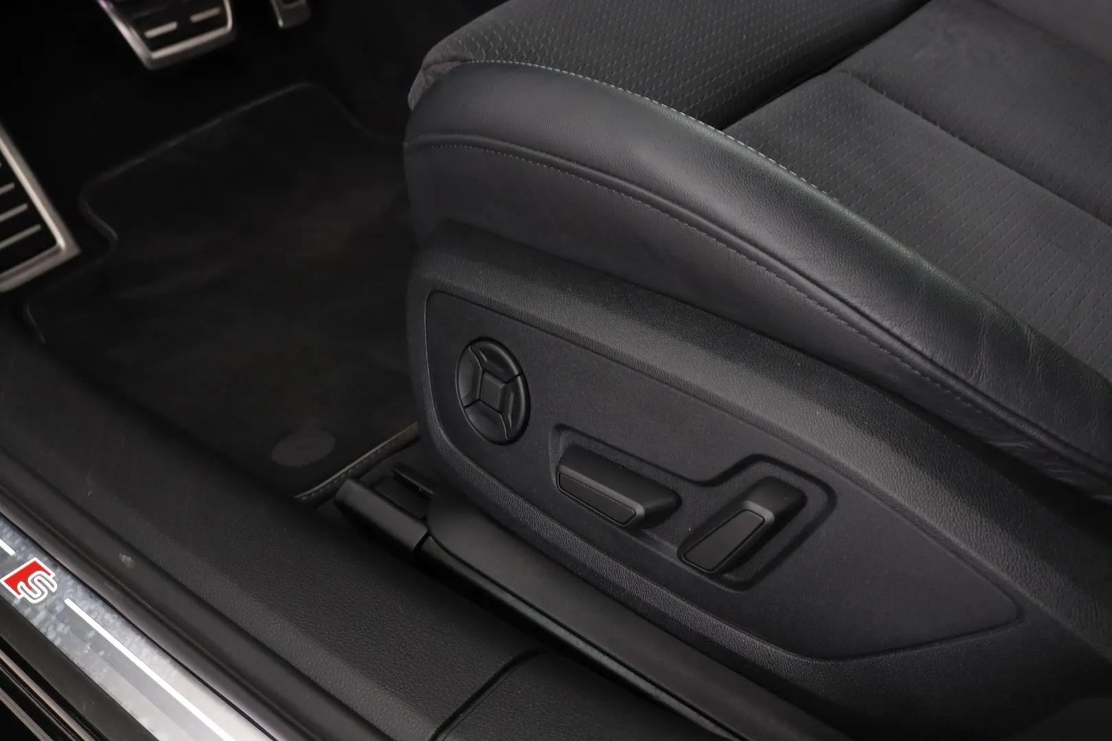 Audi A6 FRM-237 carousel image