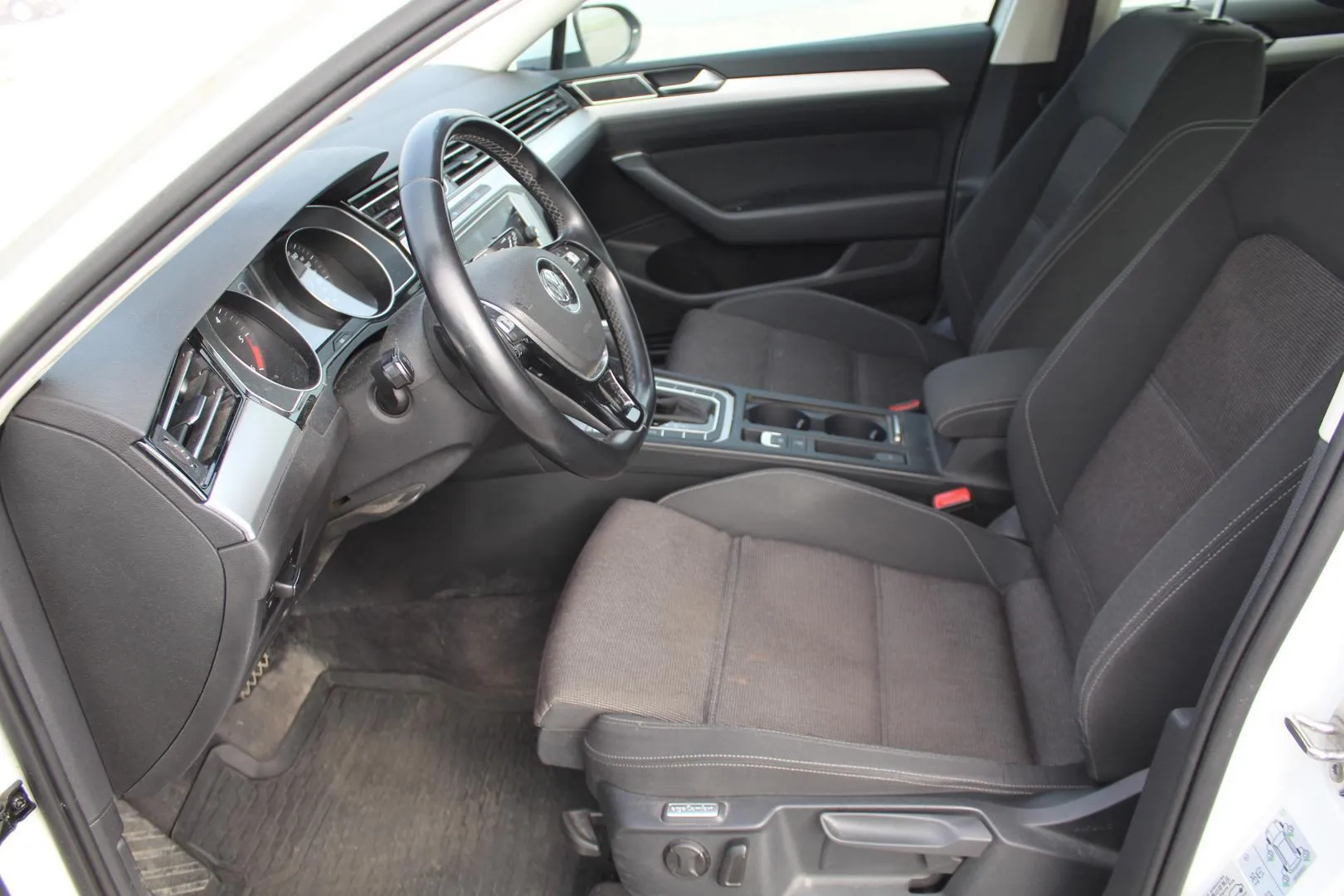 Volkswagen Passat NLJ-510 carousel image