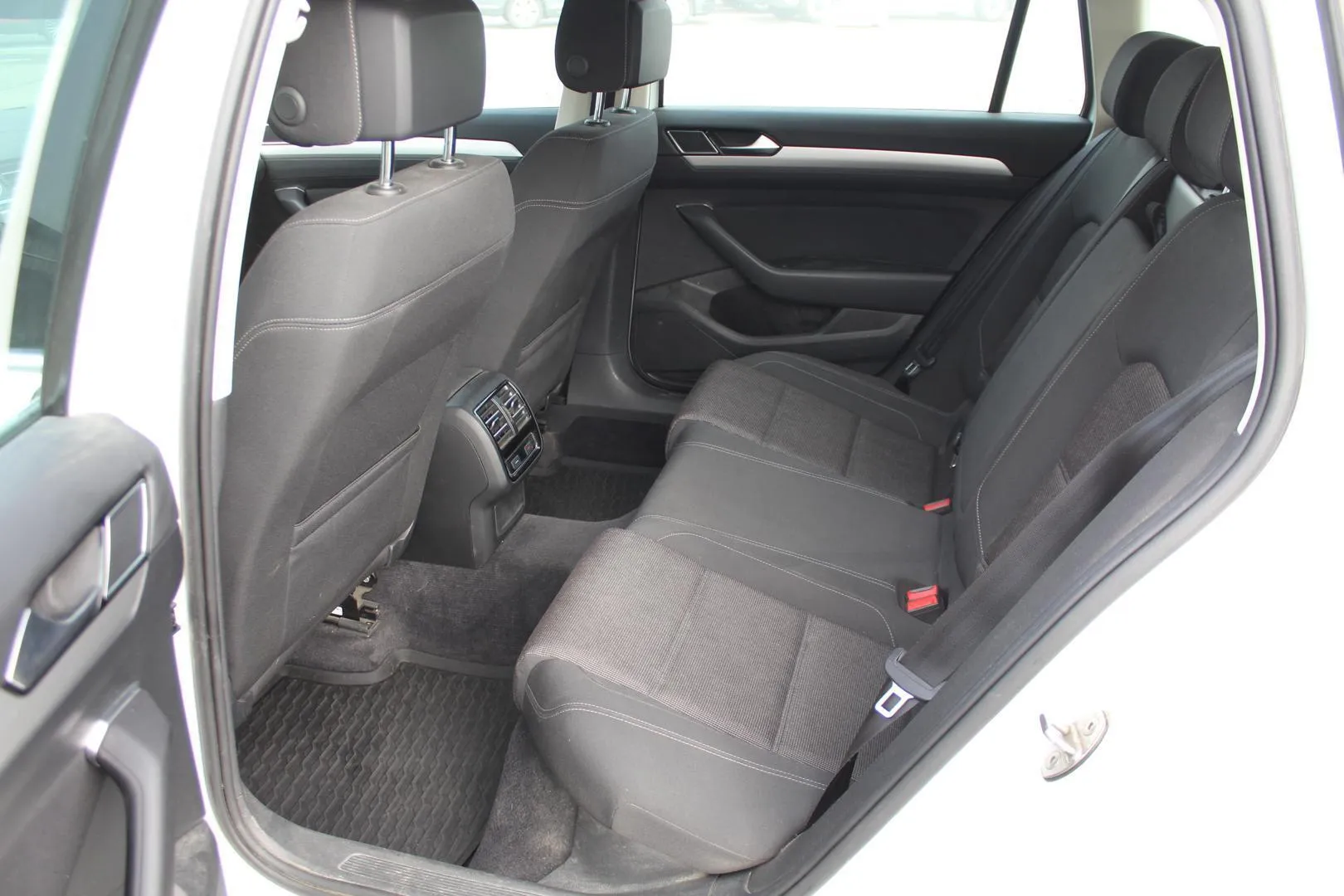 Volkswagen Passat NLJ-510 carousel image