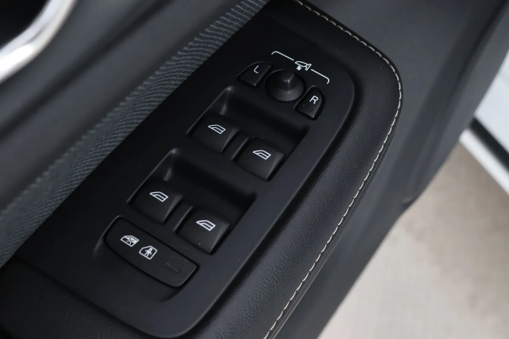 Volvo V60 OXU-881 carousel image